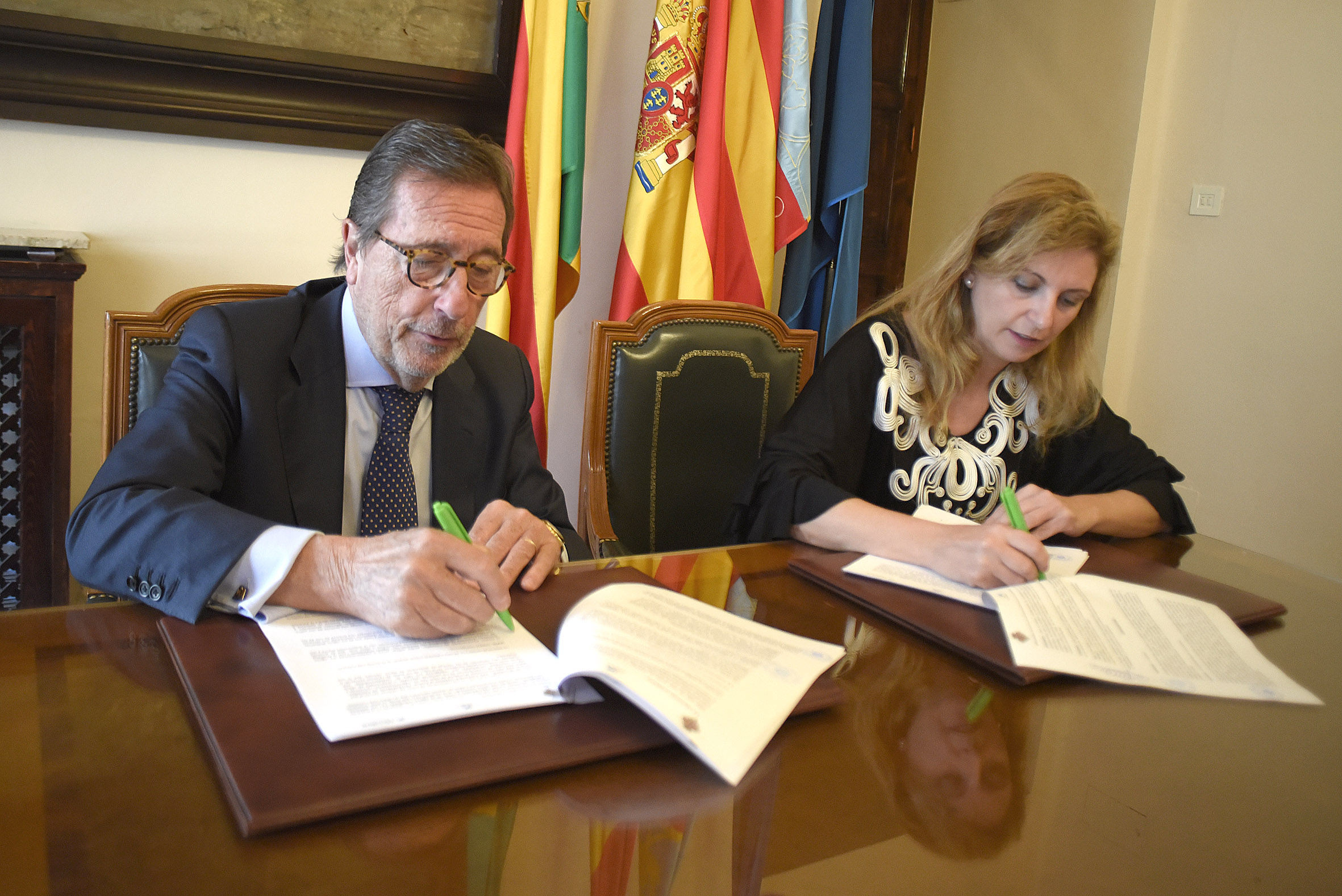 El presidente de MicroBank, Antonio Vila, junto a la alcaldesa de Castellón de la Plana, Amparo Marco