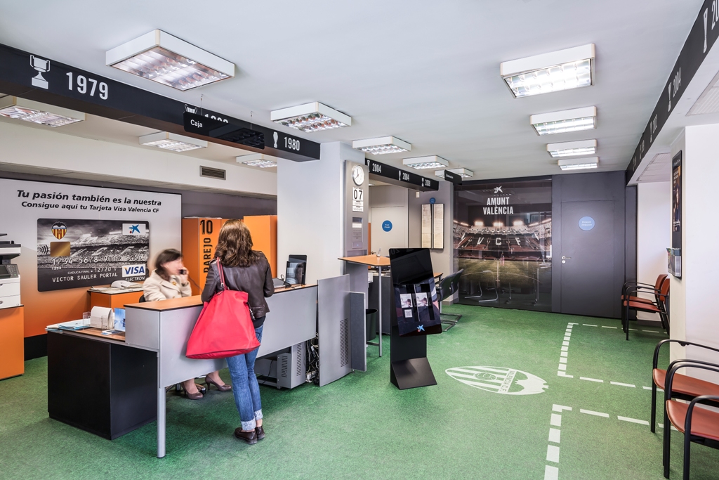 Oficina de CaixaBank tematizada con los colores del Valencia CF