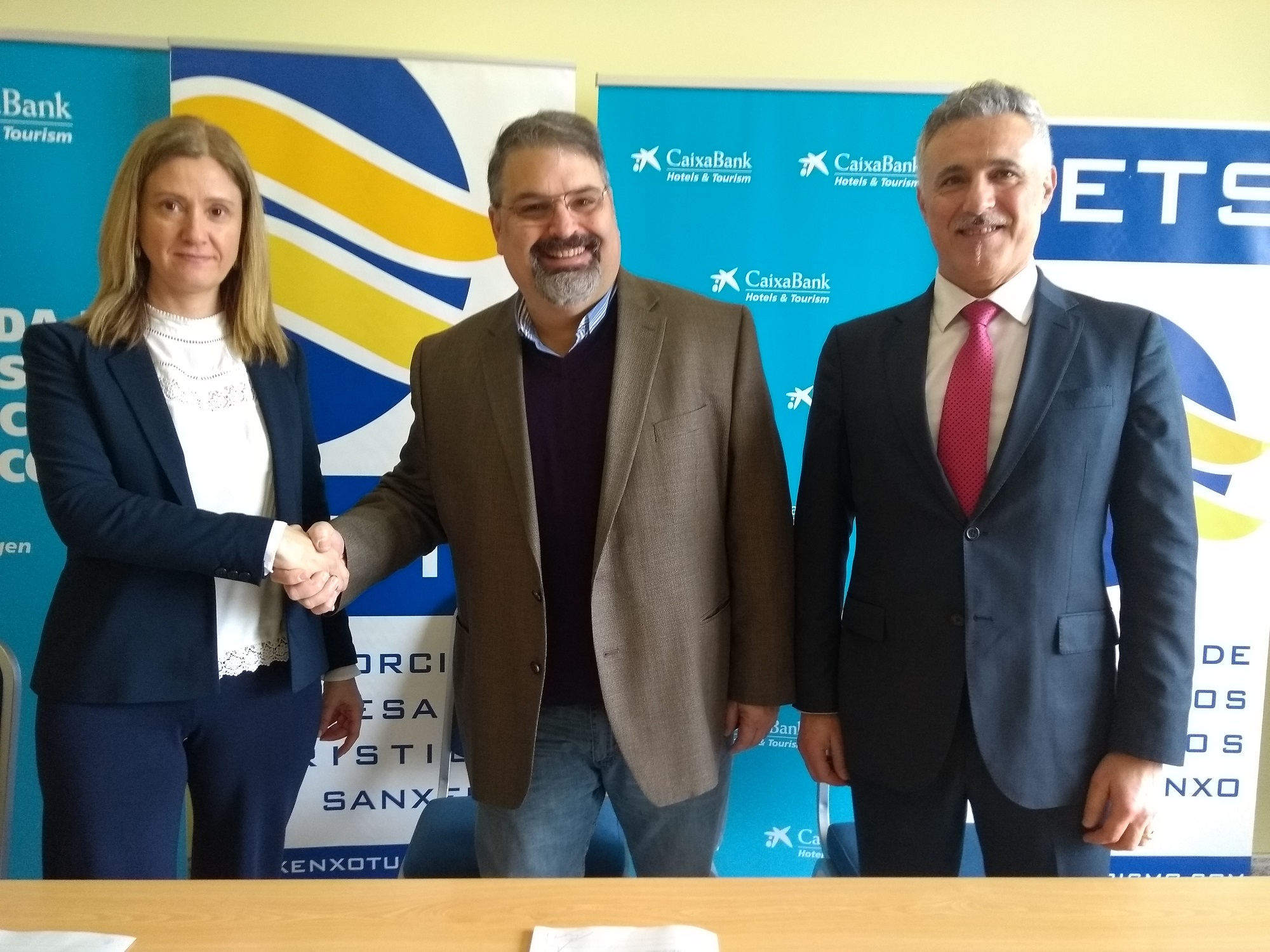 Francisco González, presidente de Empresas Turísticas de Sanxenxo (CETS), Cristina Vega, directora de área de CaixaBank en Pontevedra y Marcos Cereijo, especialista de Hotels & Tourism en la firma del acuerdo