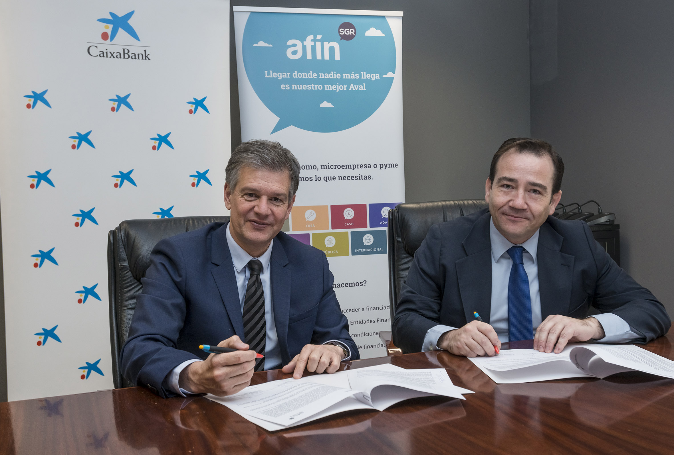 Manuel Illueca, presidente de Afín SGR y director general del Instituto Valenciano de Finanzas (IVF) y Xicu Costa, director territorial de CaixaBank en la Comunitat Valenciana en la firma del convenio