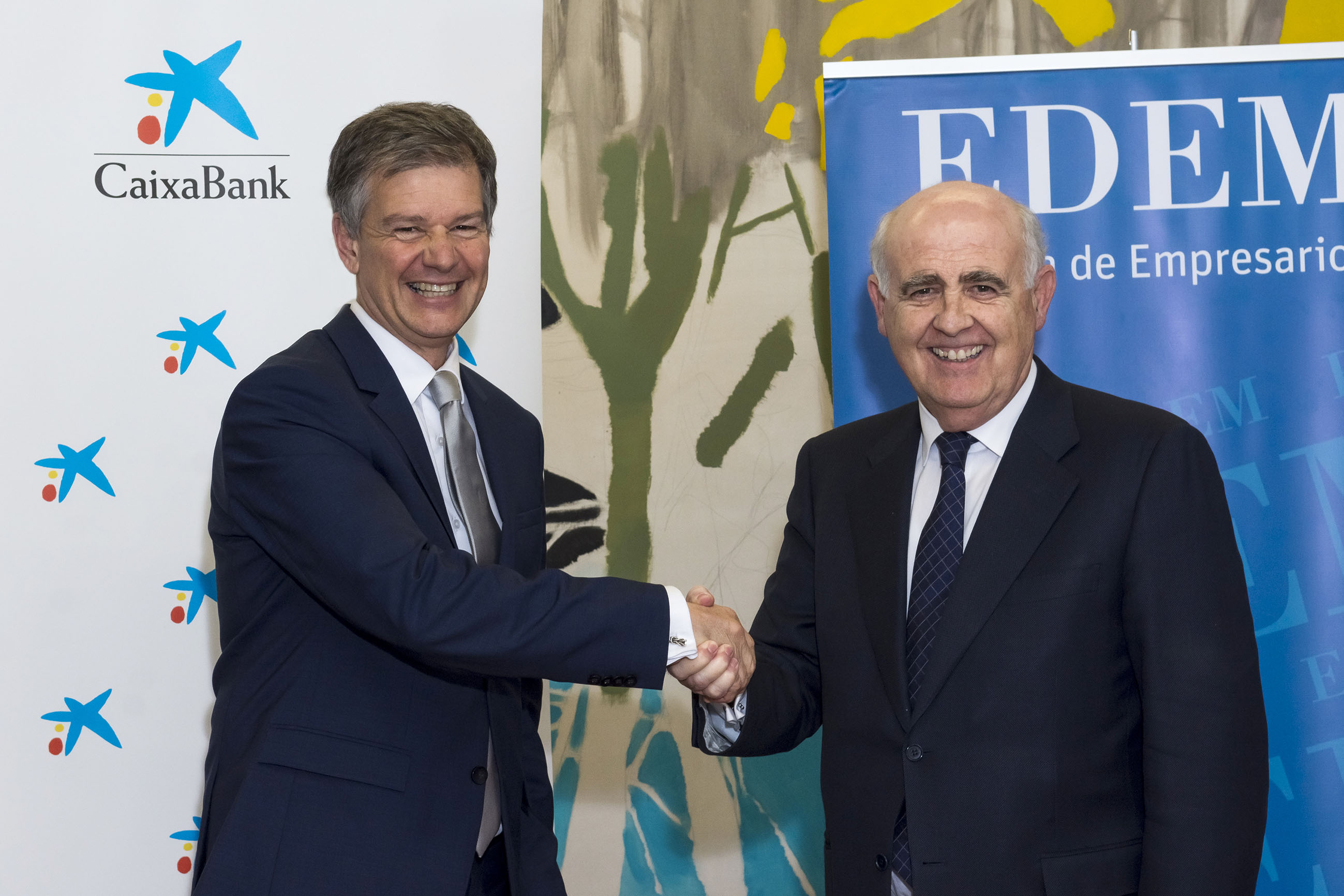 El director territorial de CaixaBank en la Comunitat Valenciana, Xicu Costa, y el director general de EDEM, Antonio Noblejas en la firma del convenio
