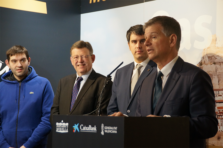De derecha a izquierda: Xicu Costa, director territorial de CaixaBank en la Comunidad Valenciana; Rhamsés Ripollés, alcalde de Morella; Ximo Puig, presidente de la Generalitat valenciana, y Javier Amela, representante de la Asociación de Empresarios Turísticos de Morella y Comaraca