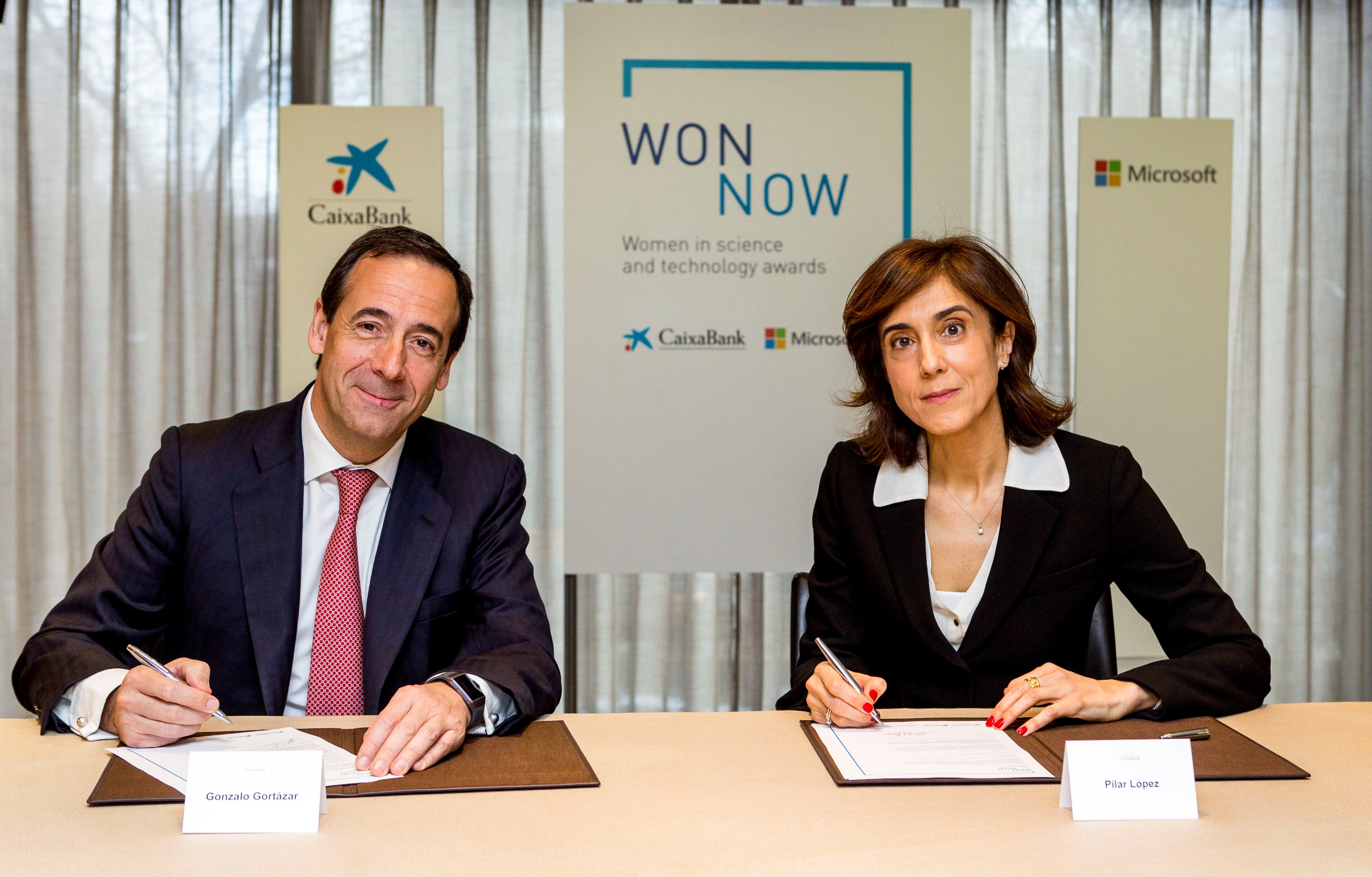 Gonzalo Gortázar, consejero delegado de CaixaBank, y Pilar López, presidenta de Microsoft