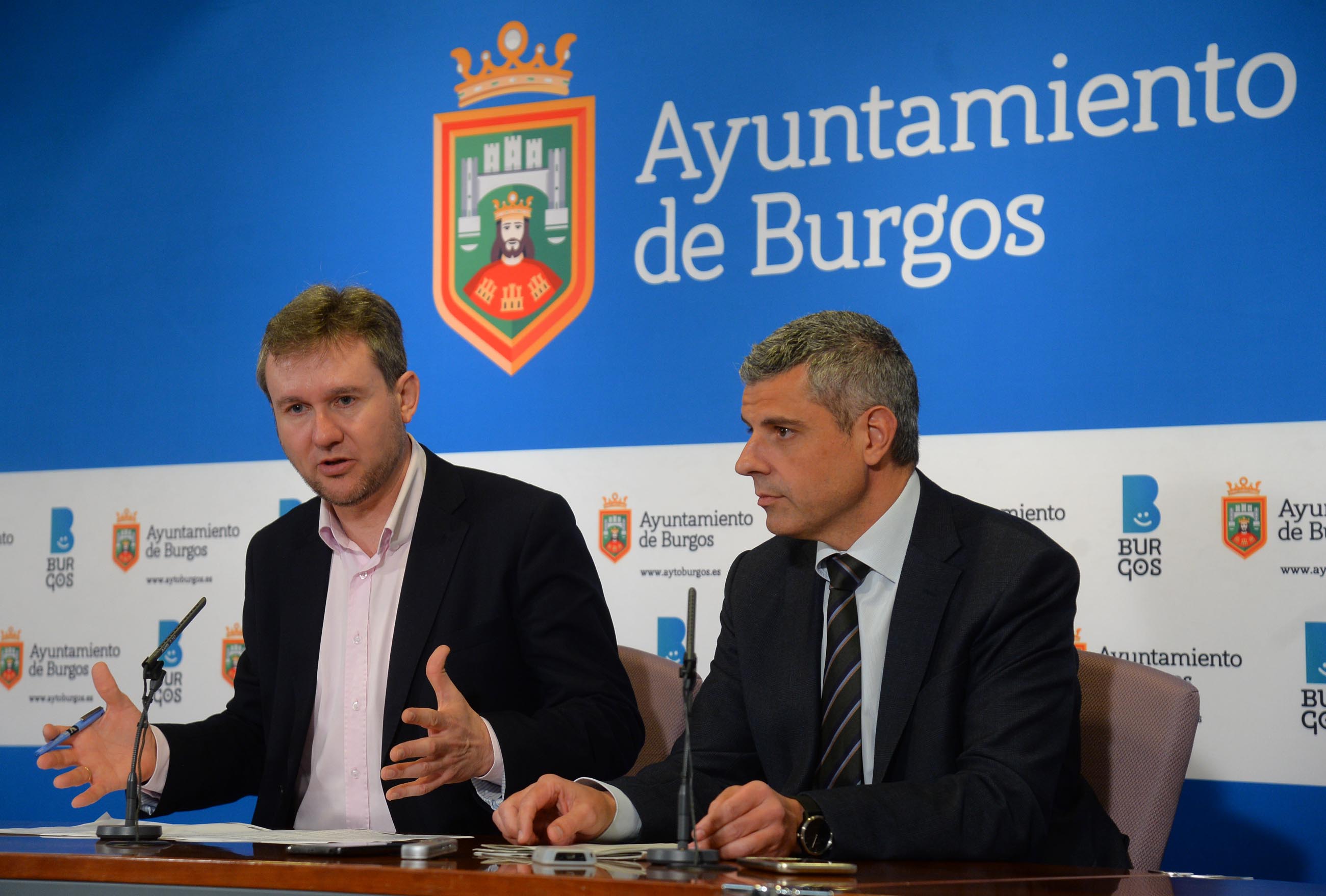 El alcalde de Burgos, Javier Lacalle y el director territorial de CaixaBank en Castilla y León y Asturias, Marc Benhamou durante la presentación a los medios en el Ayuntamiento de Burgos.