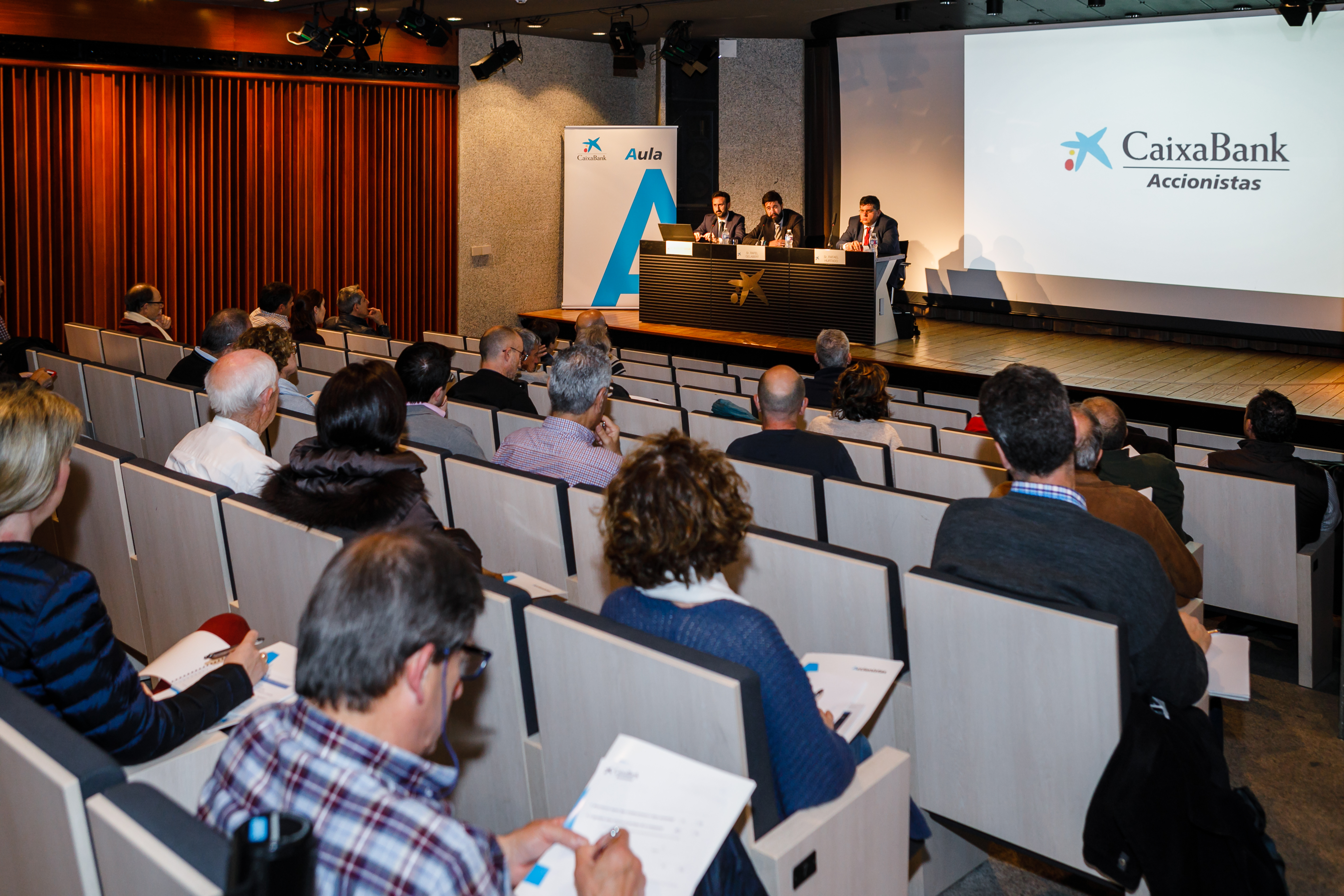 Más de 50 accionistas de CaixaBank en Palma participan en un curso sobre planificación financiera