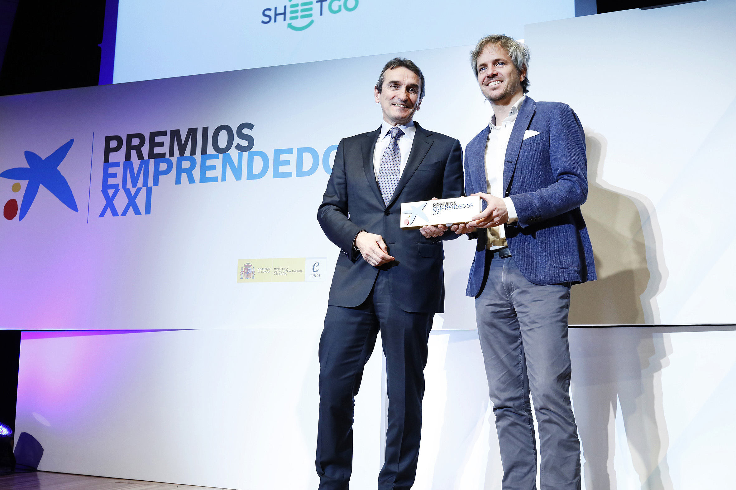 Yannick, CEO de Sheetgo, recoge el galardón en el acto de entrega de los Premios EmprendedorXXI