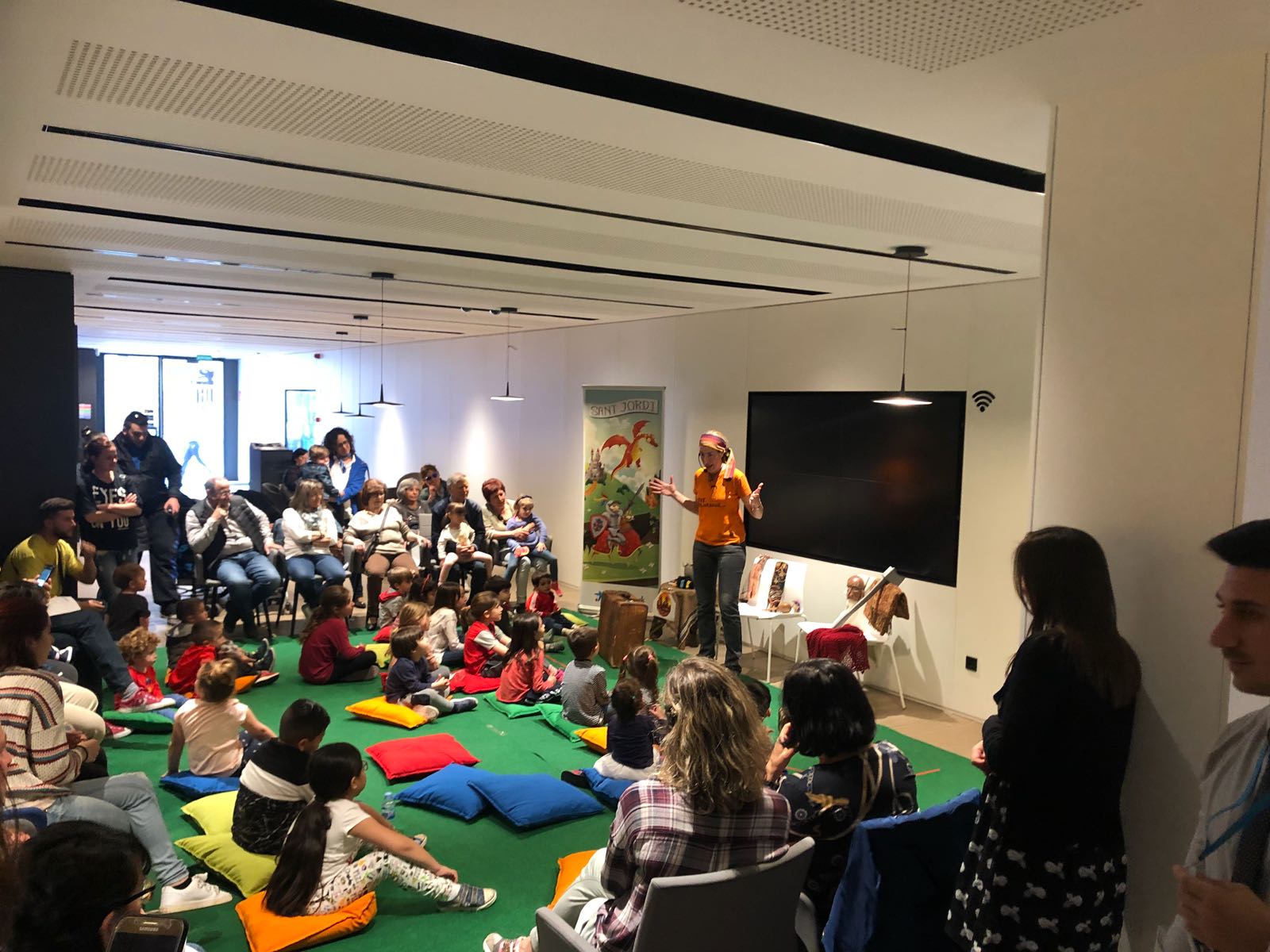 La oficina de CaixaBank Store Cinturó Rambla de Sabadell ha celebrado el día de Sant Jordi con un cuentacuentos para los pequeños de la casa