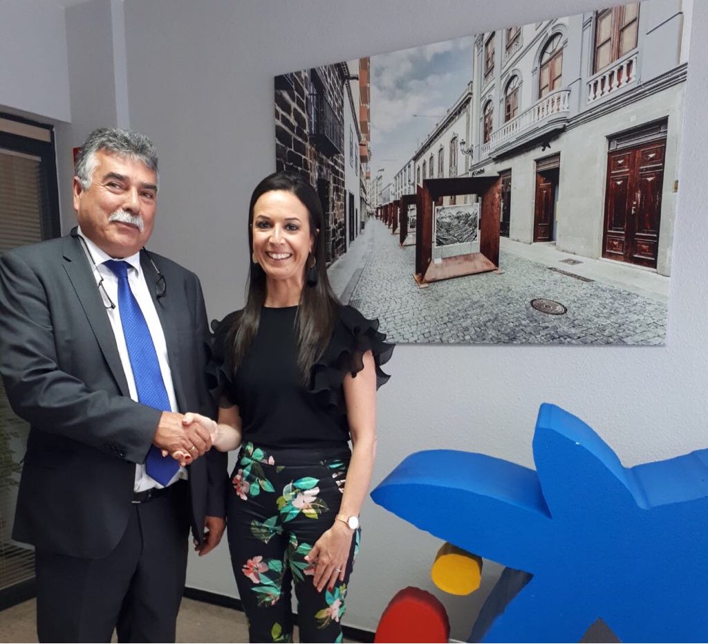 Laura García Yanes, directora de Área de Negocio de CaixaBank en La Palma y Miguel Martín Pérez, presidente de Aspa.