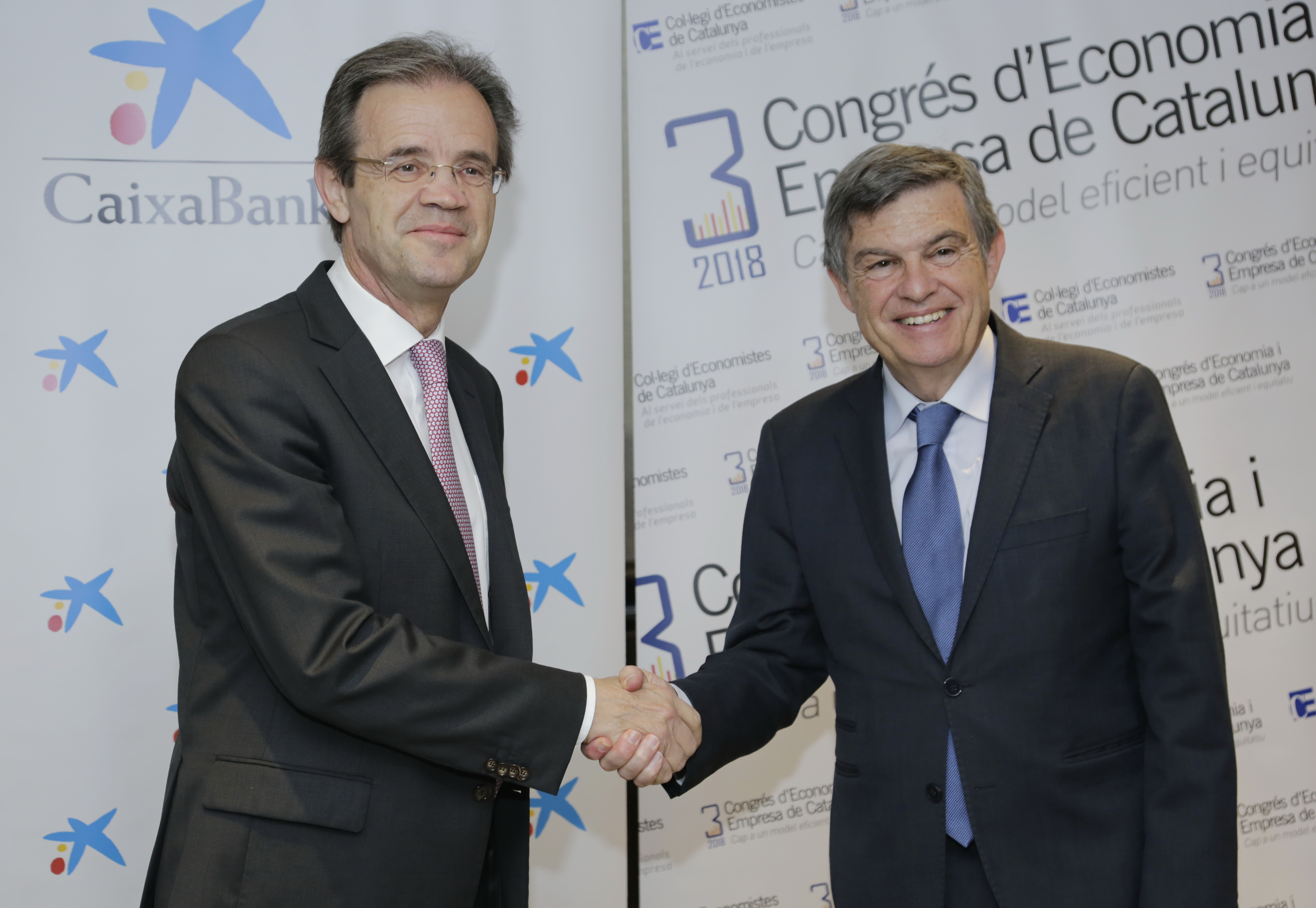 Jordi Gual y Joan Casas, durante la firma del acuerdo.