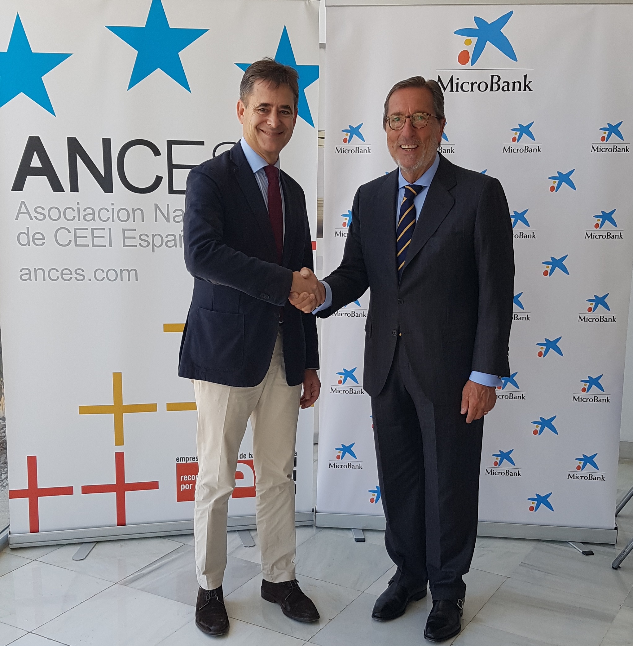 Álvaro Simón, presidente de ANCES (a la izquierda), y Antonio Vila, presidente de MicroBank, en la firma del convenio entre las dos entidades