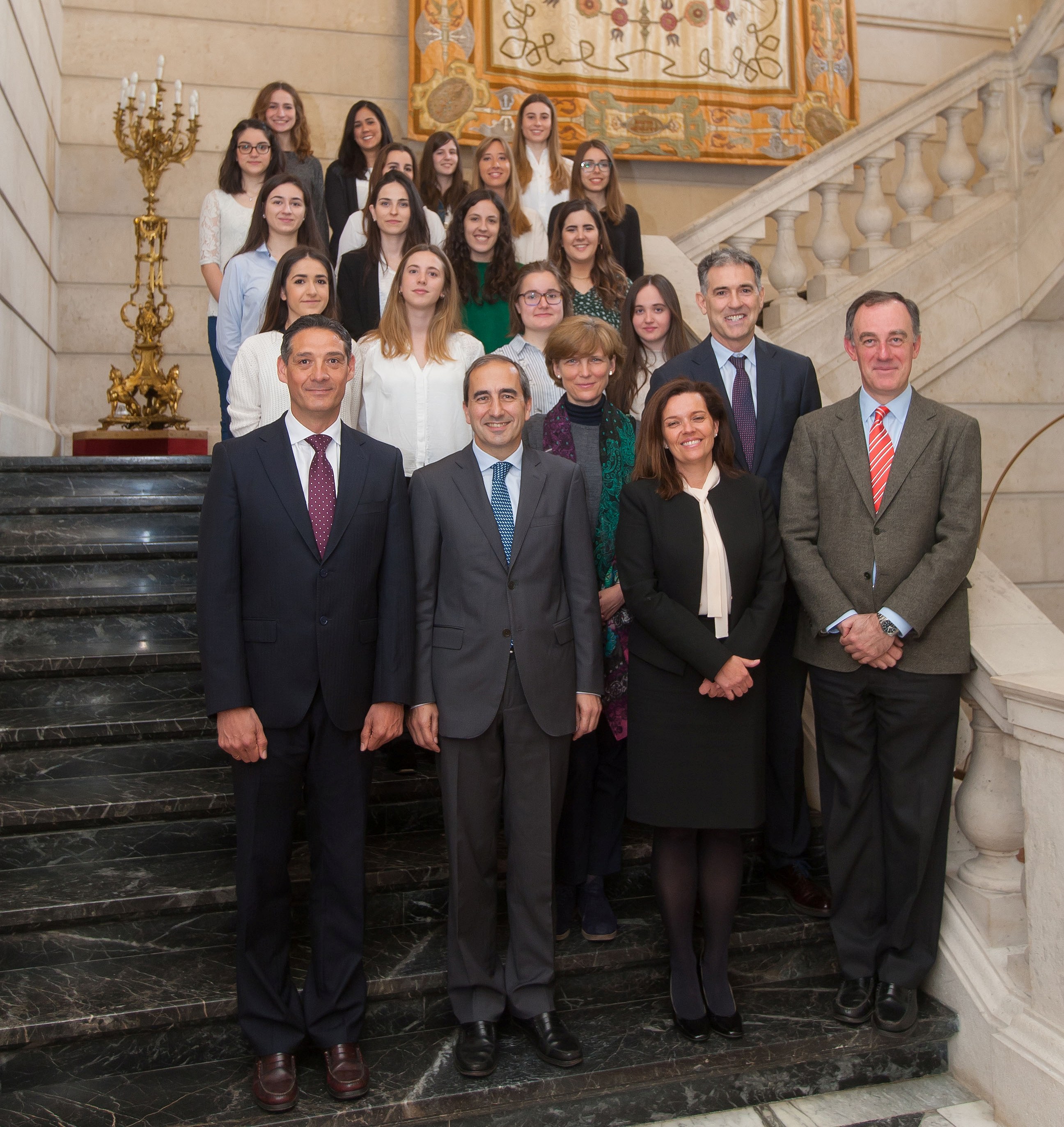 De izquierda a derecha: Óscar Sanz Martín, director de Educación de Microsoft; Alfonso Sánchez-Tabernero, rector de la Universidad de Navarra; María Iraburu, vicerrectora de Profesorado de la Universidad de Navarra; Ana Díez Fontana, directora territorial de CaixaBank en Navarra; Óscar Insausti, director de Banca de Instituciones de CaixaBank en Navarra; y Tomás Gómez-Acebo, vicerrector de Alumnos de la Universidad de Navarra.