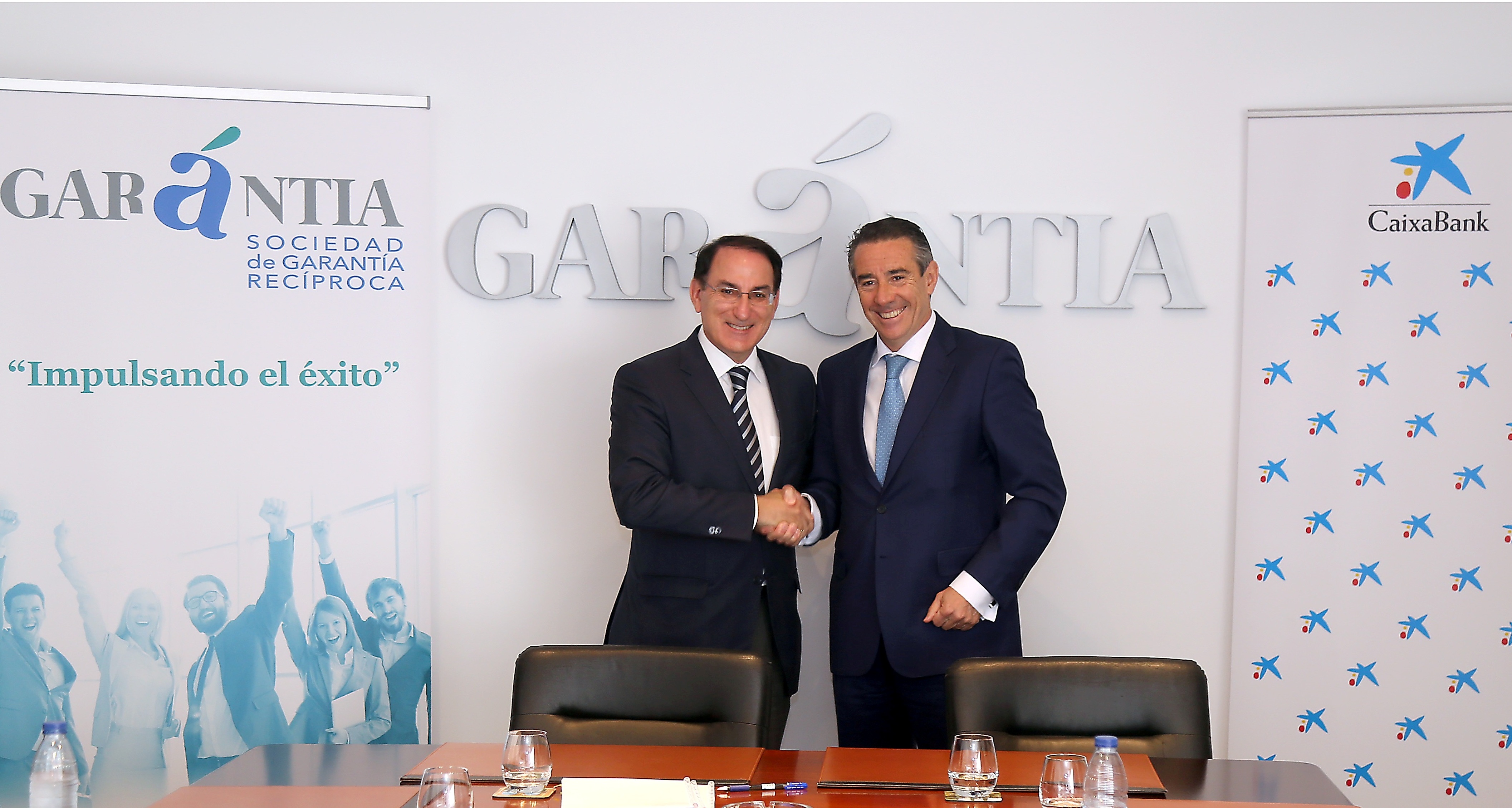 El presidente de Garántia, Javier González de Lara, y el director general de CaixaBank, Juan Antonio Alcaraz, durante la firma del convenio de colaboración. 
