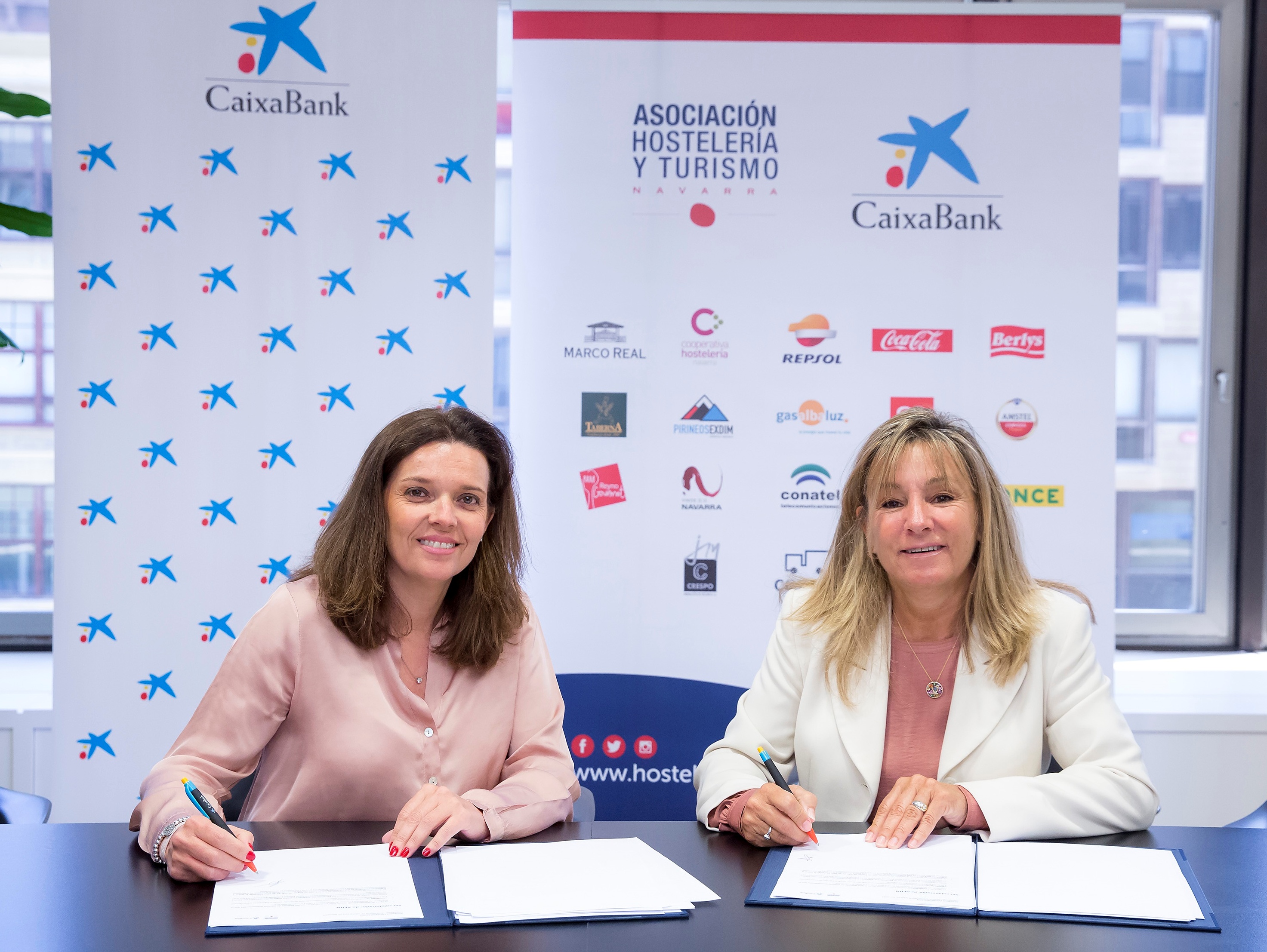 La directora territorial de CaixaBank en Navarra, Ana Díez Fontana, y la presidenta de la Asociación de Hostelería y Turismo de Navarra (AEHN), Ana Beriáin Apesteguía, durante la firma del convenio. 