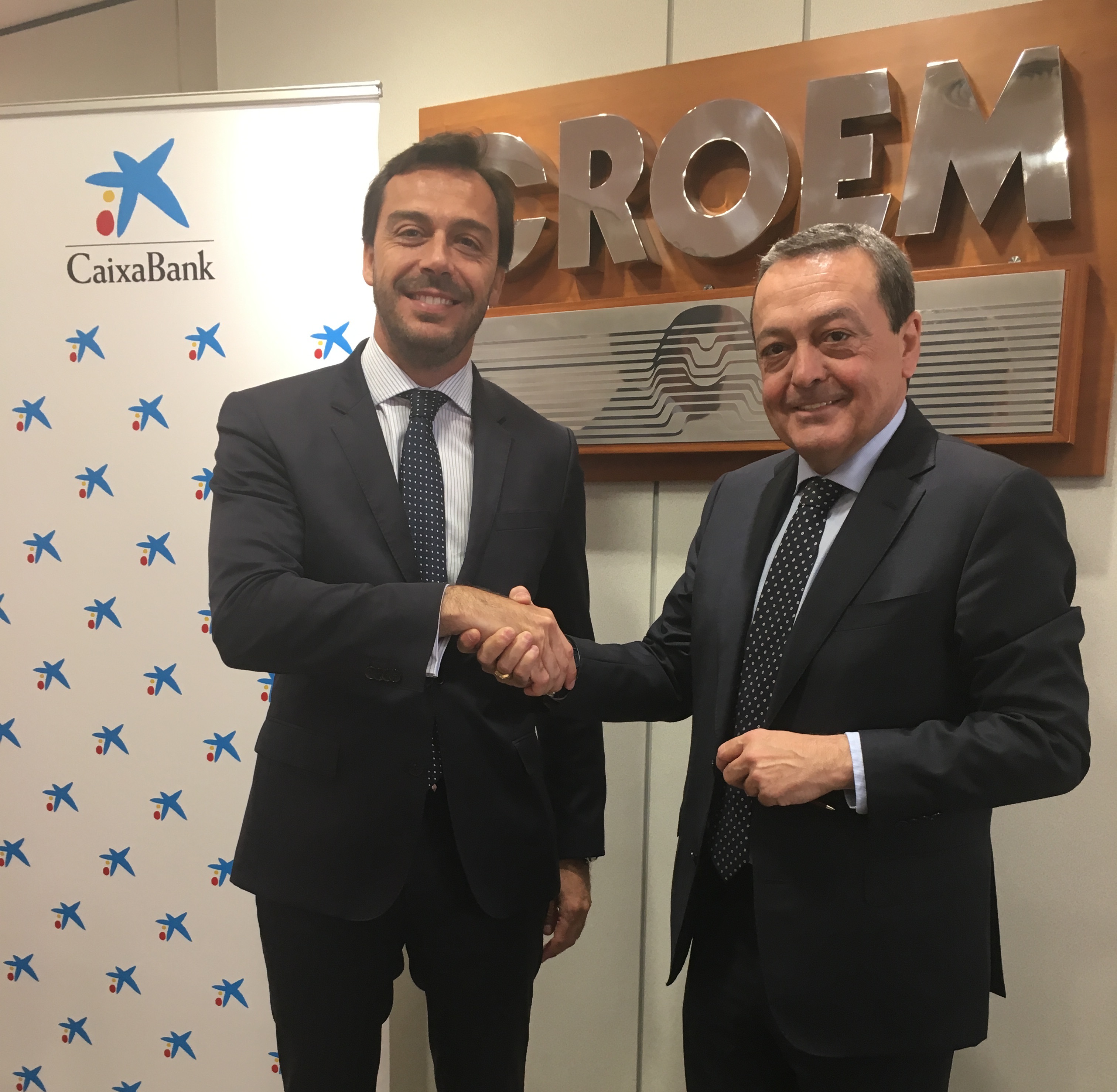 El director de Banca de Empresas de CaixaBank en Murcia y Andalucía Oriental, Guillermo Martín y el presidente de la CROEM, José María Albarracín, durante la firma del convenio. 