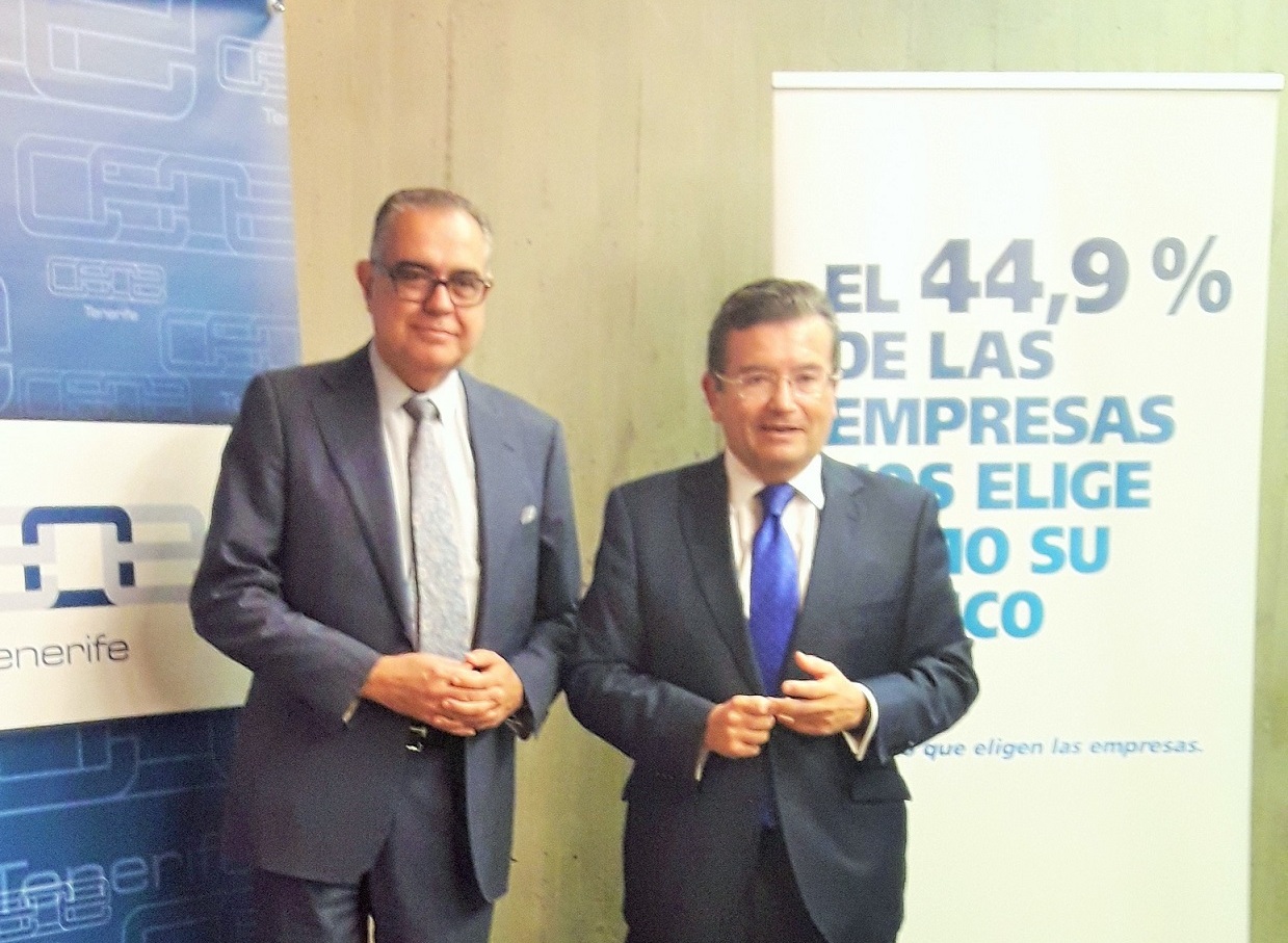 El conveni ha estat signat per Juan Ramón Fuertes, director territorial de CaixaBank a Canarias, i José Carlos Francisco, president de la Confederació Provincial d'Empresaris de Santa Cruz de Tenerife.