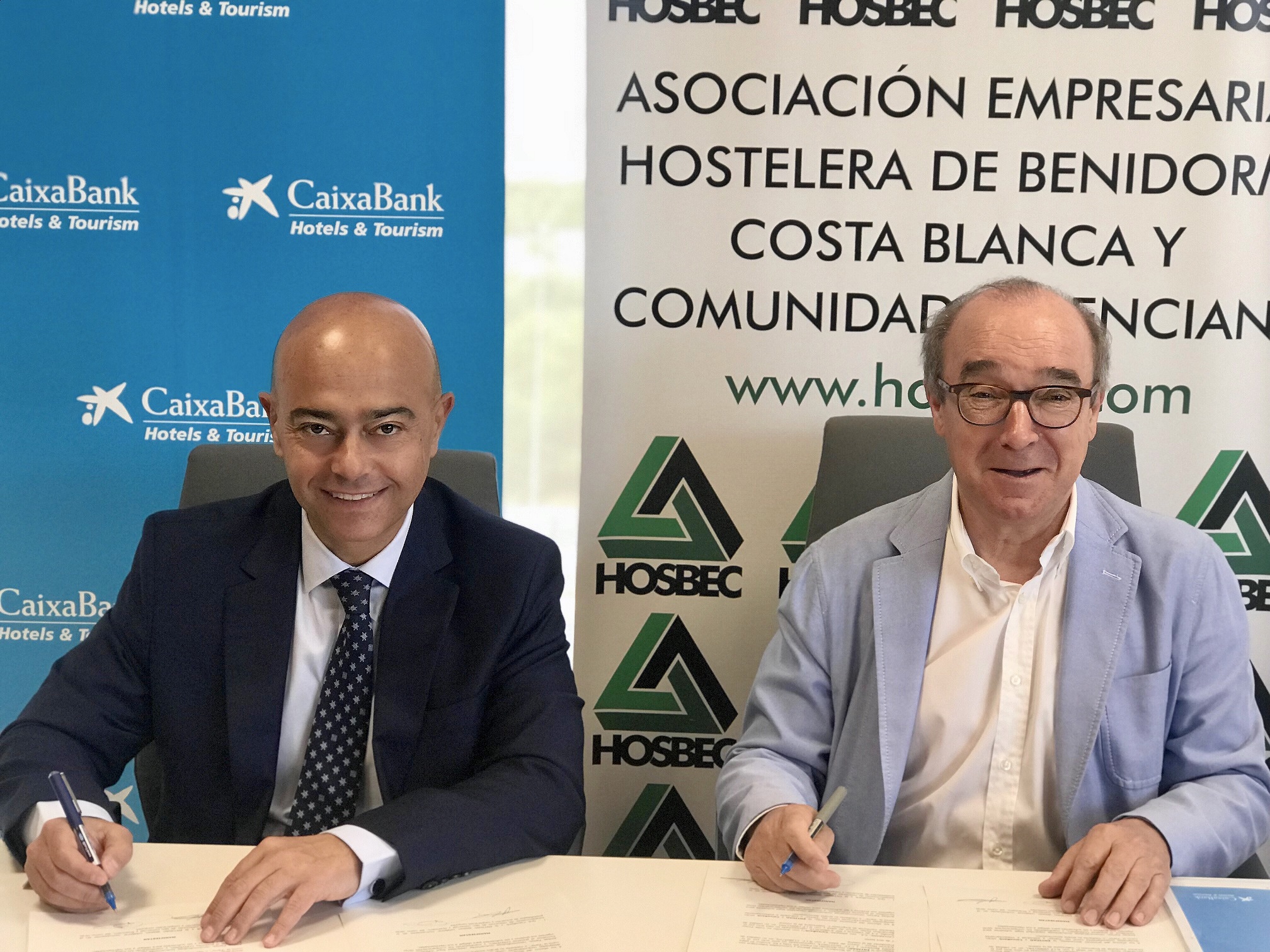El director de banca de empresas de CaixaBank en la Comunitat Valenciana, Bernardino Gosp; y el presidente de Hosbec, Antonio Mayor, durante la firma del convenio. 
