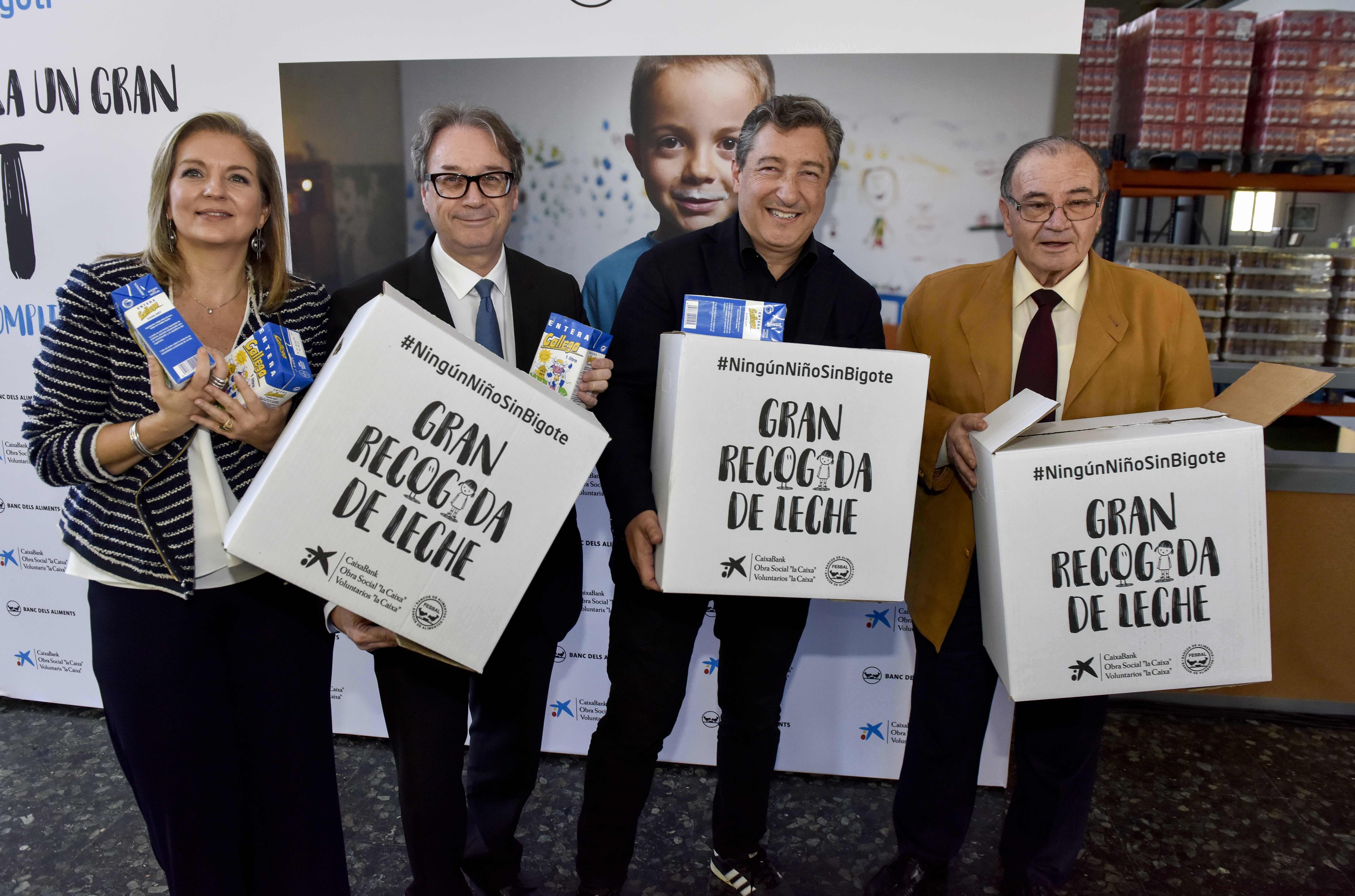 De izquierda a derecha: la directora de Acción Social de CaixaBank, Marta Peris; el subdirector general de la Fundación Bancaria ”la Caixa”, Marc Simón; el chef catalán Joan Roca, del restaurante con tres estrellas Michelin Celler de Can Roca y el presidente del Banc dels Aliments a las comarcas de Girona, Frederic Gómez Pardo