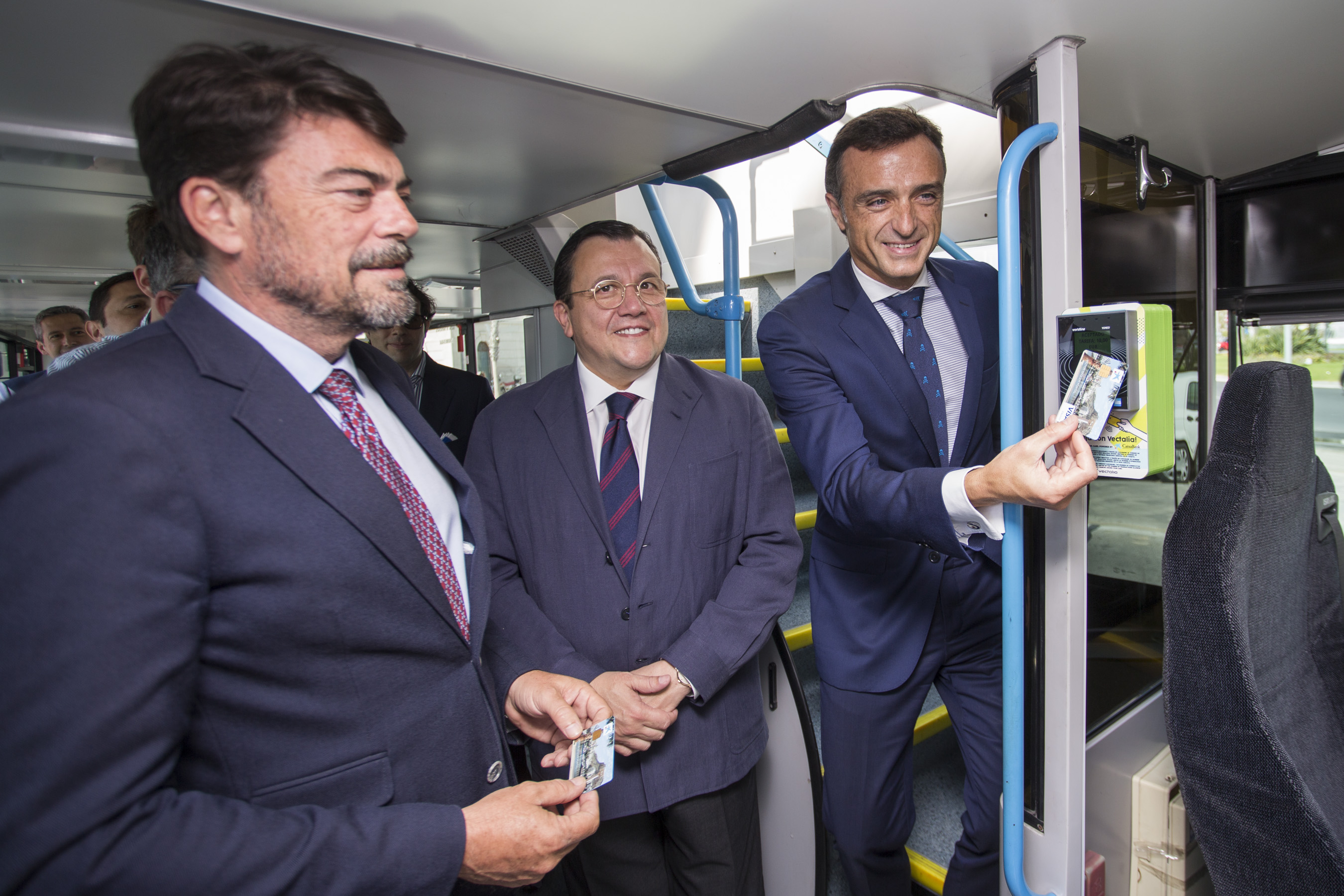 Luis Barcala, alcalde de Alicante, y Miguel Ángel Álvaro, Director de Centro de Empresas CaixaBank en Alicante, validando el billete en la presentación del proyecto Vectalia