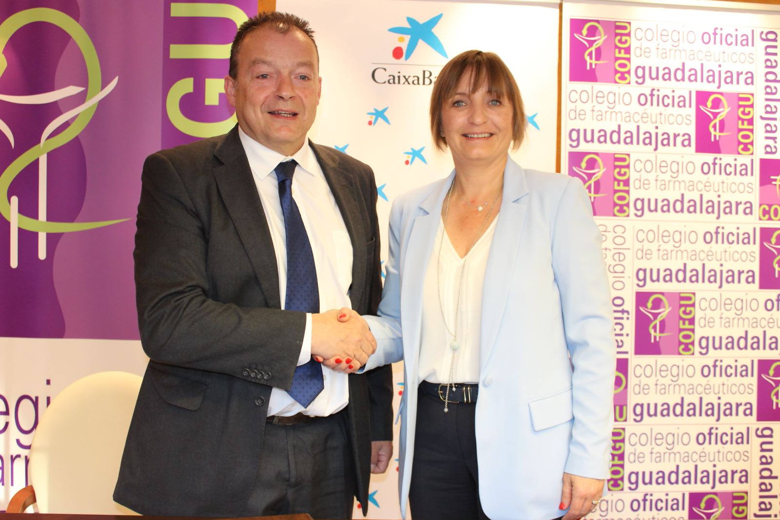 El presidente del Colegio de Farmacéuticos de Guadalajara, Ignacio José Romeo, y la directora territorial de CaixaBank en Castilla –La Mancha y Extremadura, Mª Jesús Catalá, durante la renovación del convenio de colaboración.