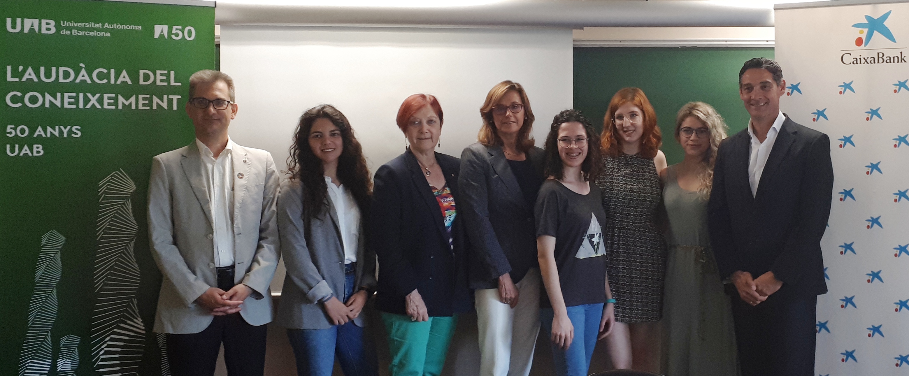 De izquierda a derecha: Daniel Franco, director de la escuela de ingeniería; alumna de la UAB; Margarita Arboix, rectora de la UAB; Cristina González, directora comercial de CaixaBank en Barcelona Provincia; 3 alumnas de la UAB, y Óscar Sanz, director de educación de Microsoft España 