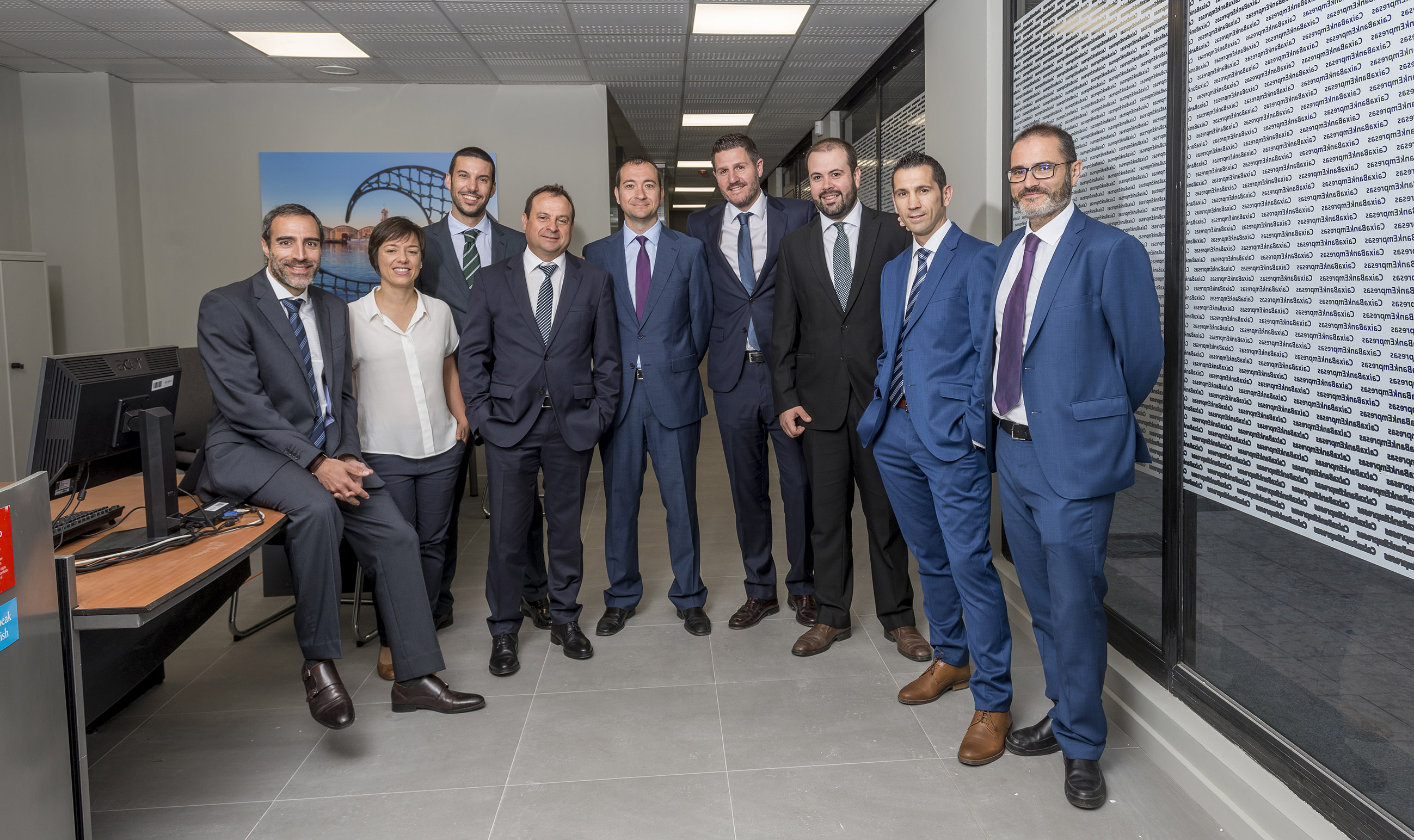 El equipo de profesionales del Centro Empresas de CaixaBank en Gandia con su director Enrique Nogués (cuarto por la derecha) al frente.