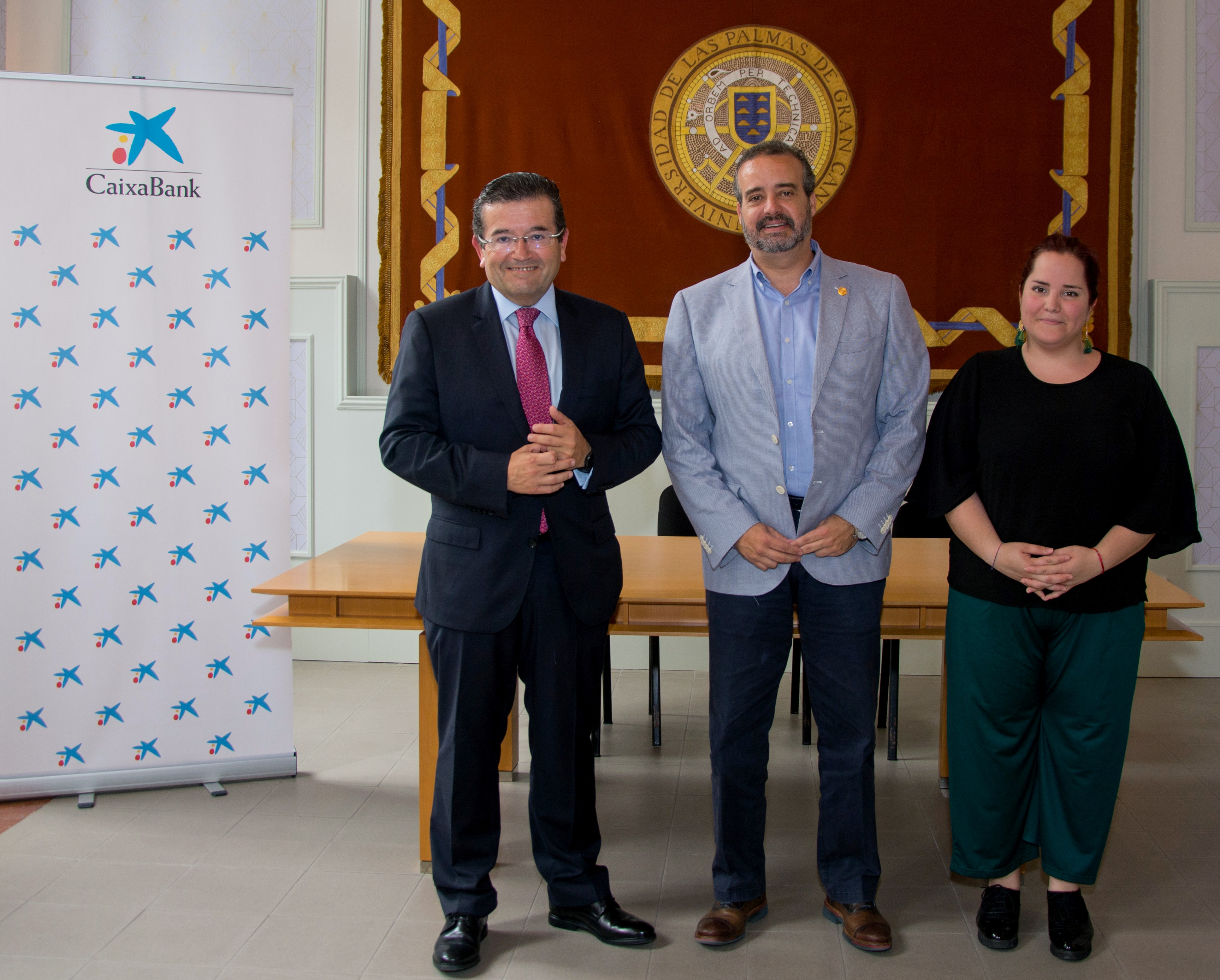 De izquierda a derecha: Juan Ramón Fuertes, director territorial de CaixaBank en Canarias; Rafael Robaina, rector de la ULPGC, y Soledad Griffone, presidenta del Consejo de Estudiantes de la ULPGC