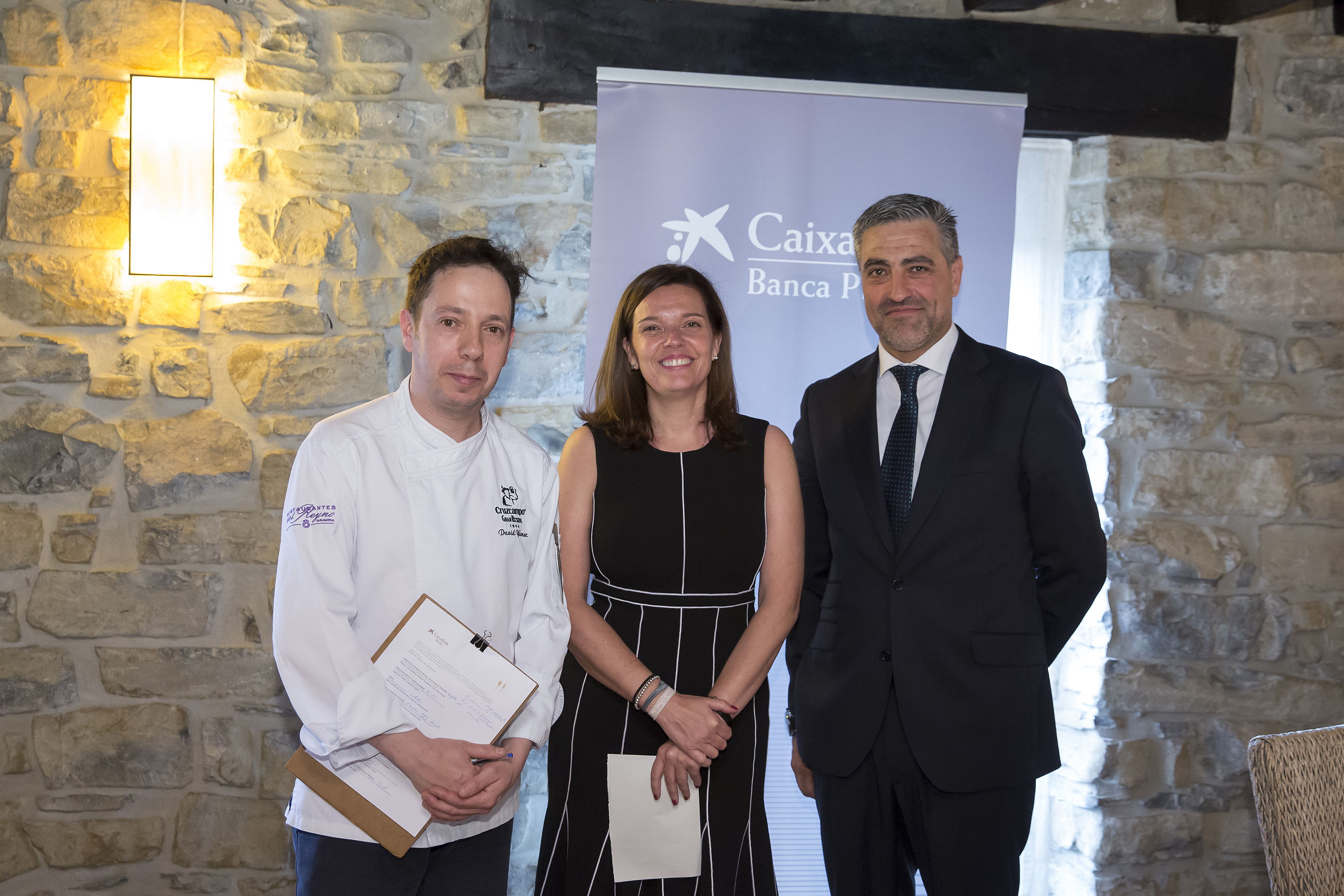 (De izquierda a derecha) David Yárnoz, chef del restaurante El Molino de Urdániz; Ana Díez Fontana, directora territorial de CaixaBank en Navarra; y, Alfonso Sánchez González, director de Banca Privada y Banca Premier de CaixaBank en Navarra.