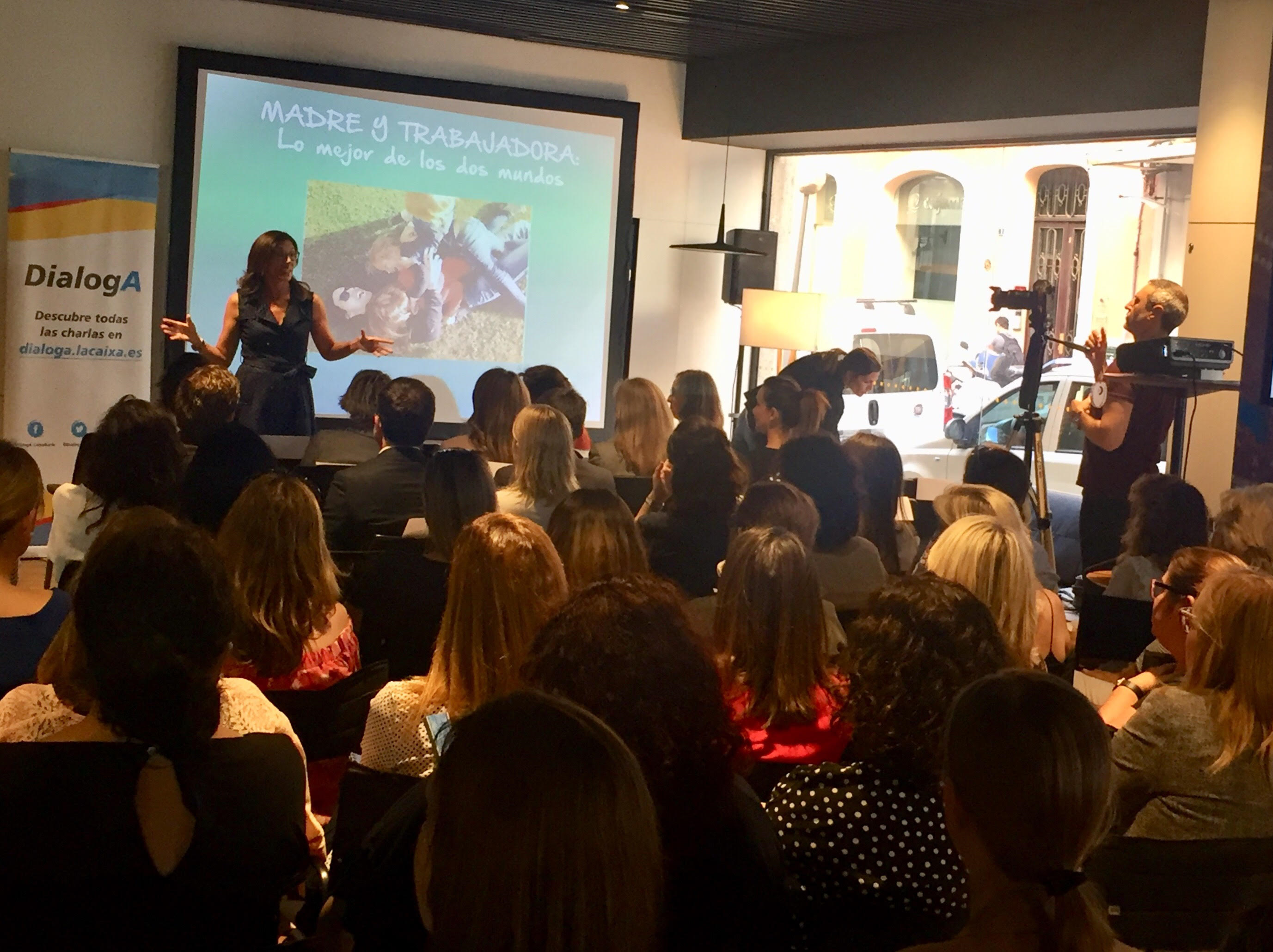 La oficina Store Avingudes acoge una charla de coaching familiar para mujeres directivas 