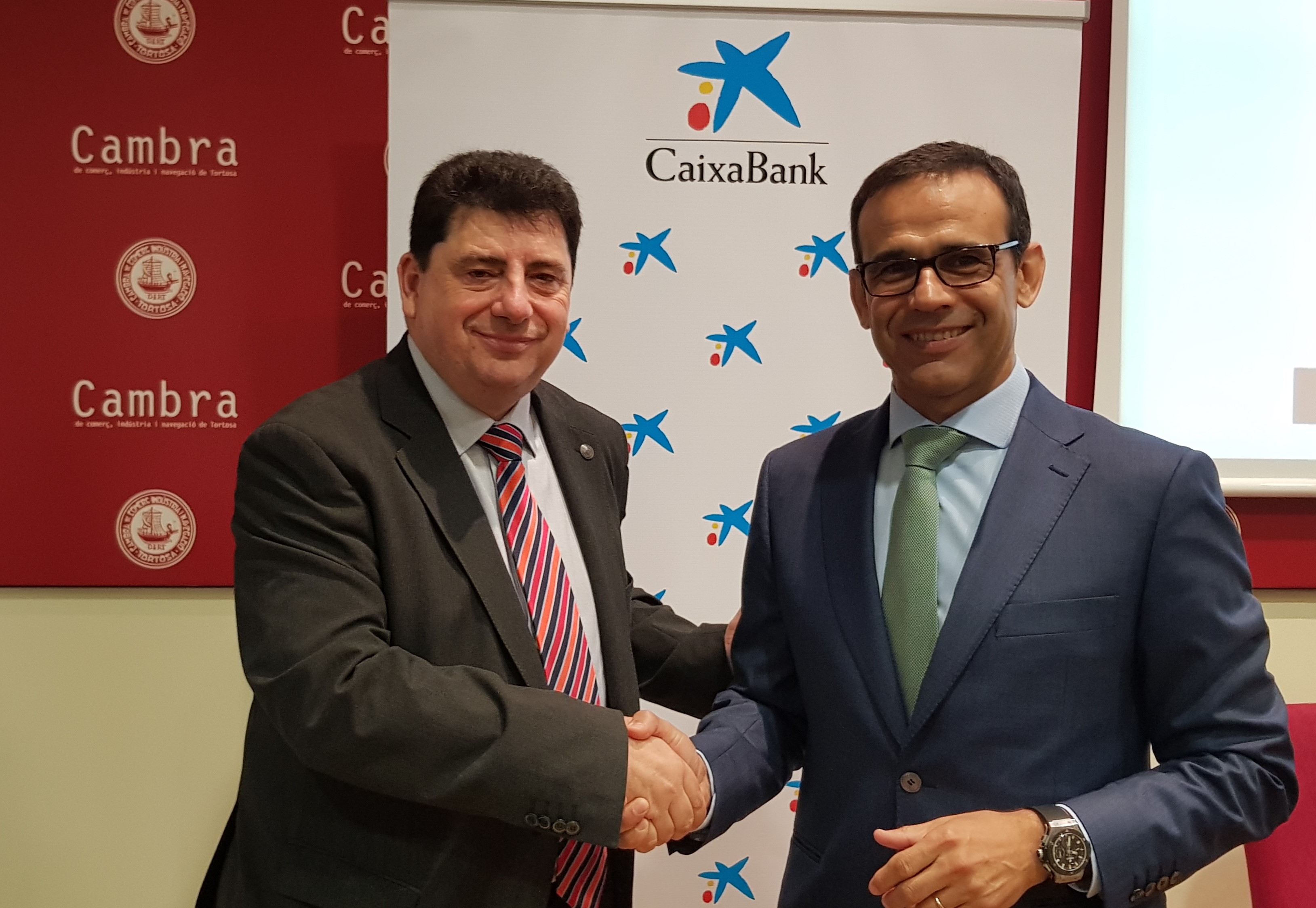 Francisco J. Faiges, vicepresidente de la Cámara de Tortosa y Jaume Masana, director territorial de CaixaBank en Cataluña.