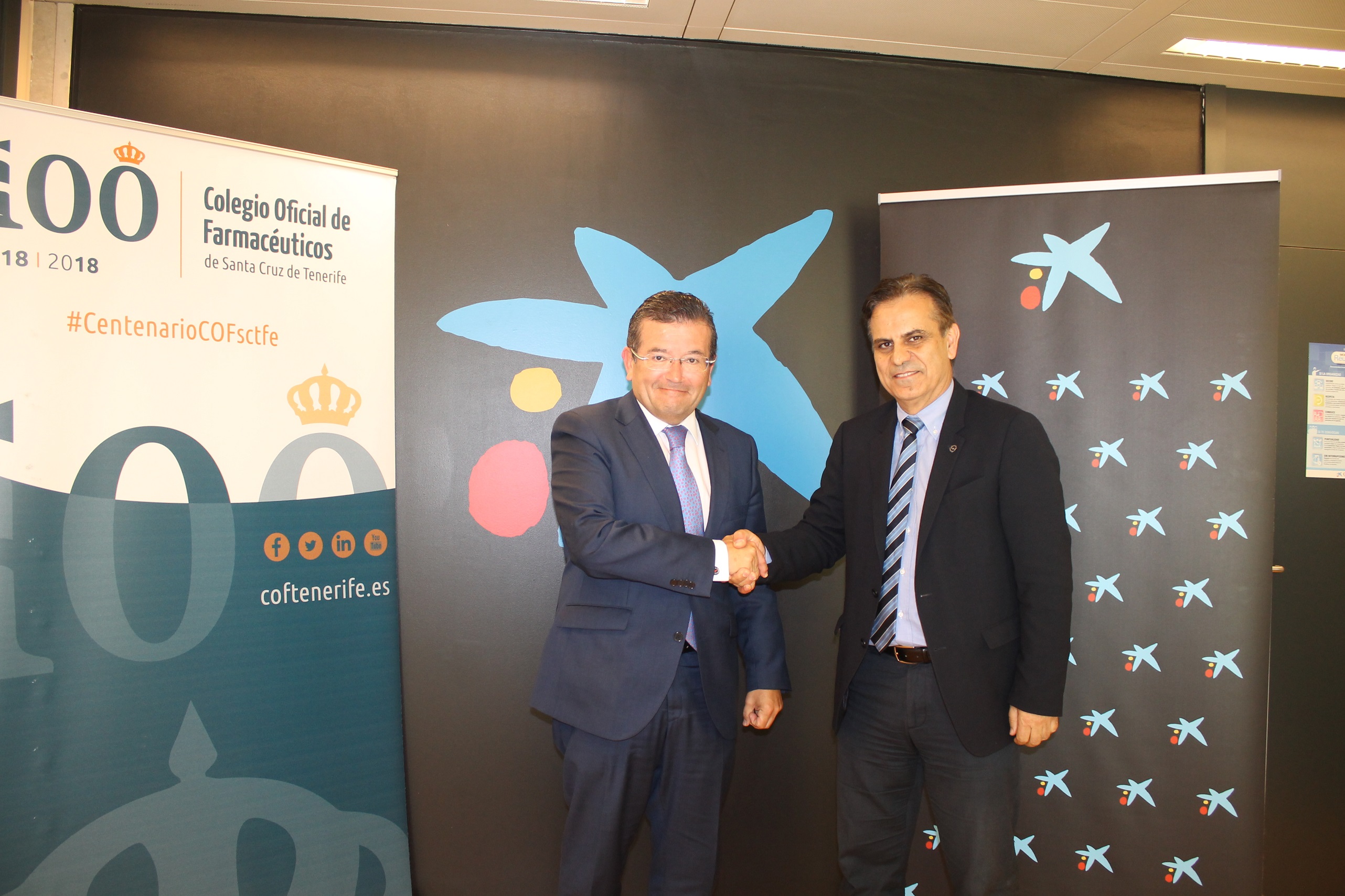 El director territorial de CaixaBank en Canarias, Juan Ramón Fuertes Blasco y el presidente del Colegio Oficial de Farmacéuticos de Santa Cruz de Tenerife, Manuel Ángel Galván González en la firma del acuerdo. 