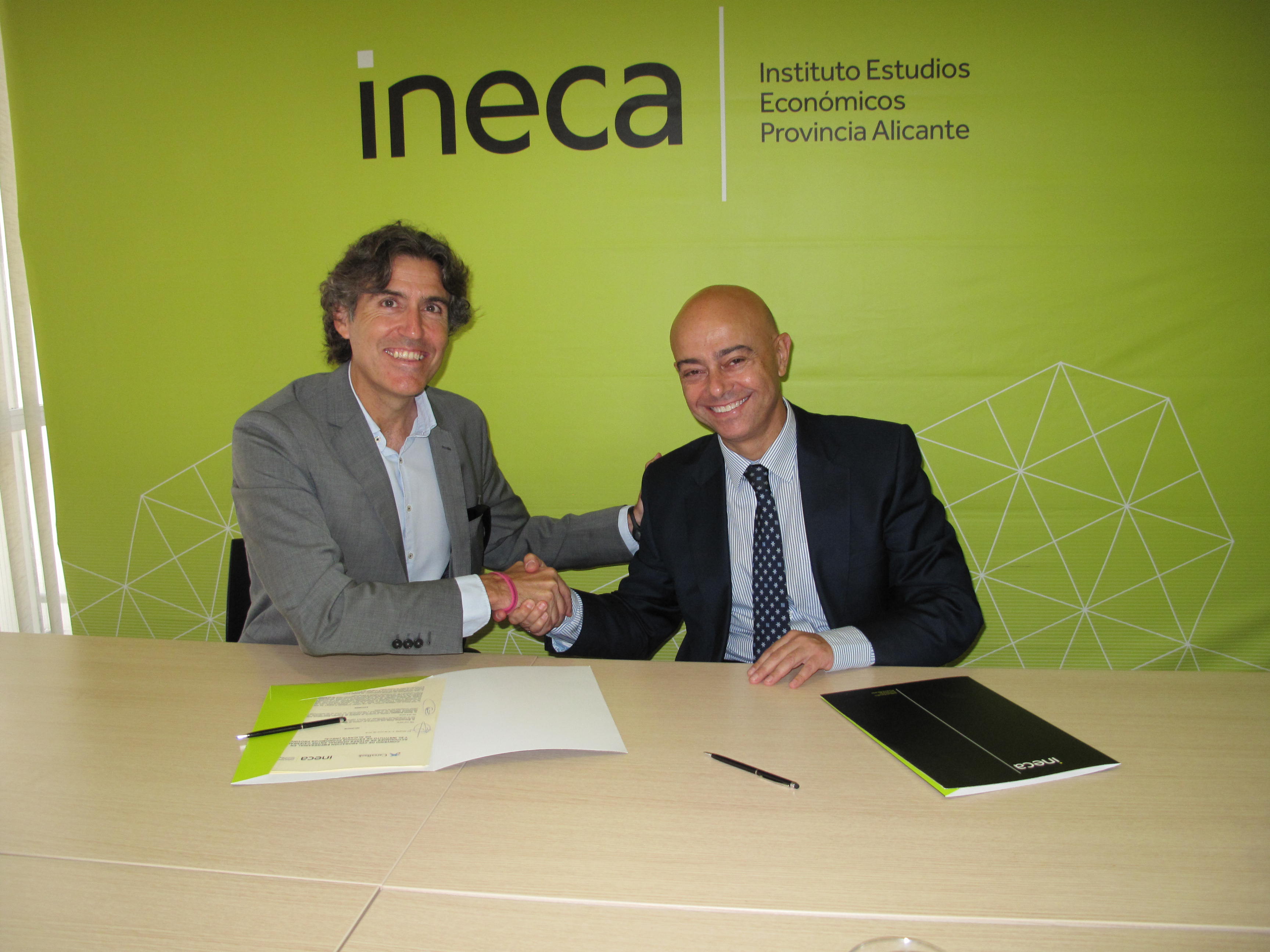 El director de empresas de CaixaBank en la Comunitat Valenciana, Bernardino Gosp, y el presidente del Instituto de Estudios Económicos de la Provincia de Alicante, Rafael Ballester, firmando el convenio. 
