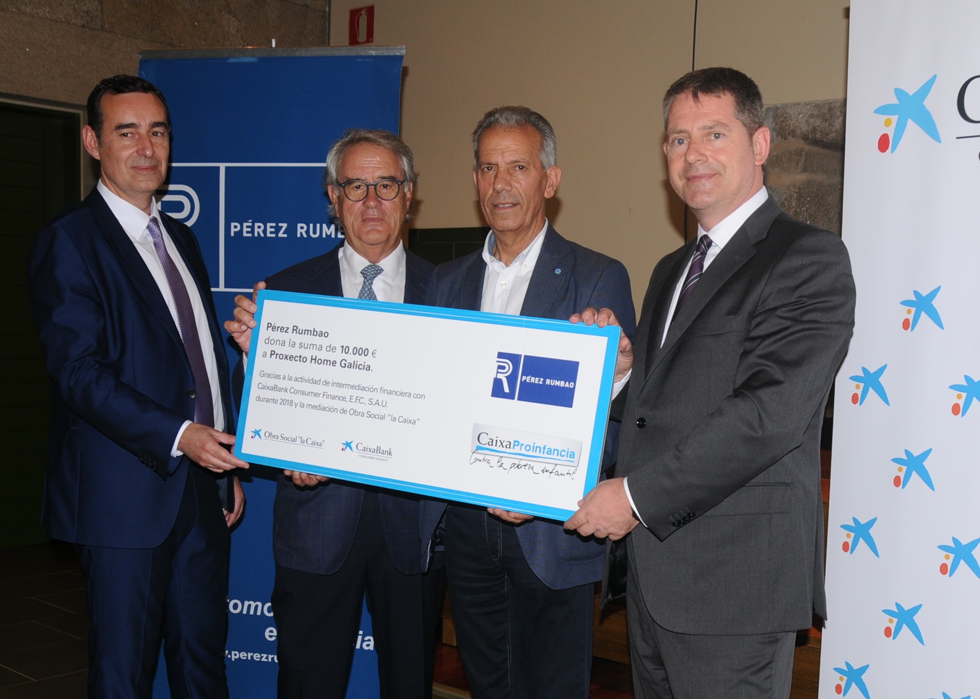 De dreta a esquerra: Emilio Barreiro, director territorial de CaixaBank, José Ramón Pérez Nieto, president de Pérez Rumbao; Ramón Gómez, director de Proxecto Home Galicia, i Manuel Ble, director comercial de CaixaBank Consumer Finance.