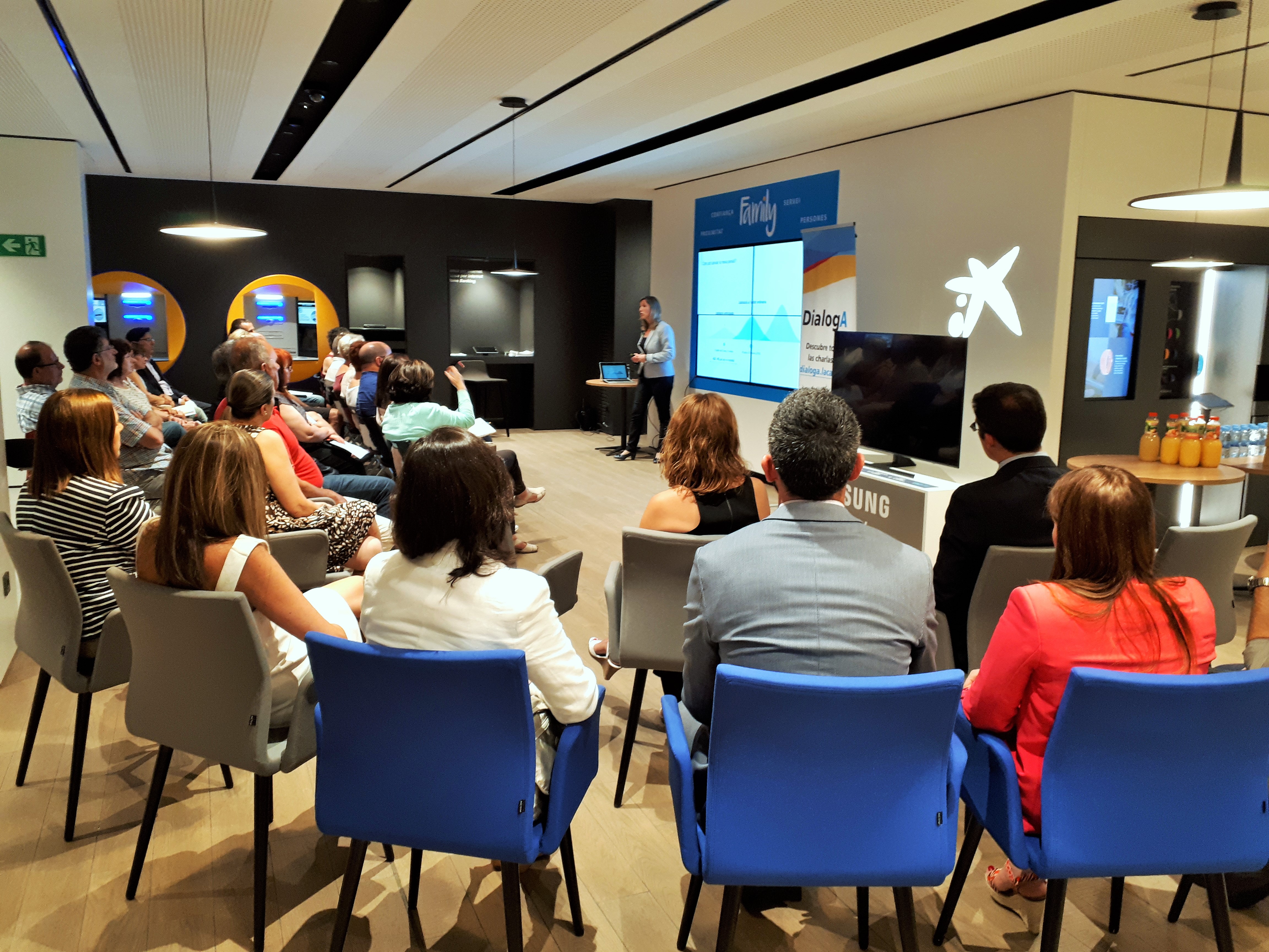 La oficina Store Cinturó Rambla durante la charla DialogA "Prepara tu futuro". 