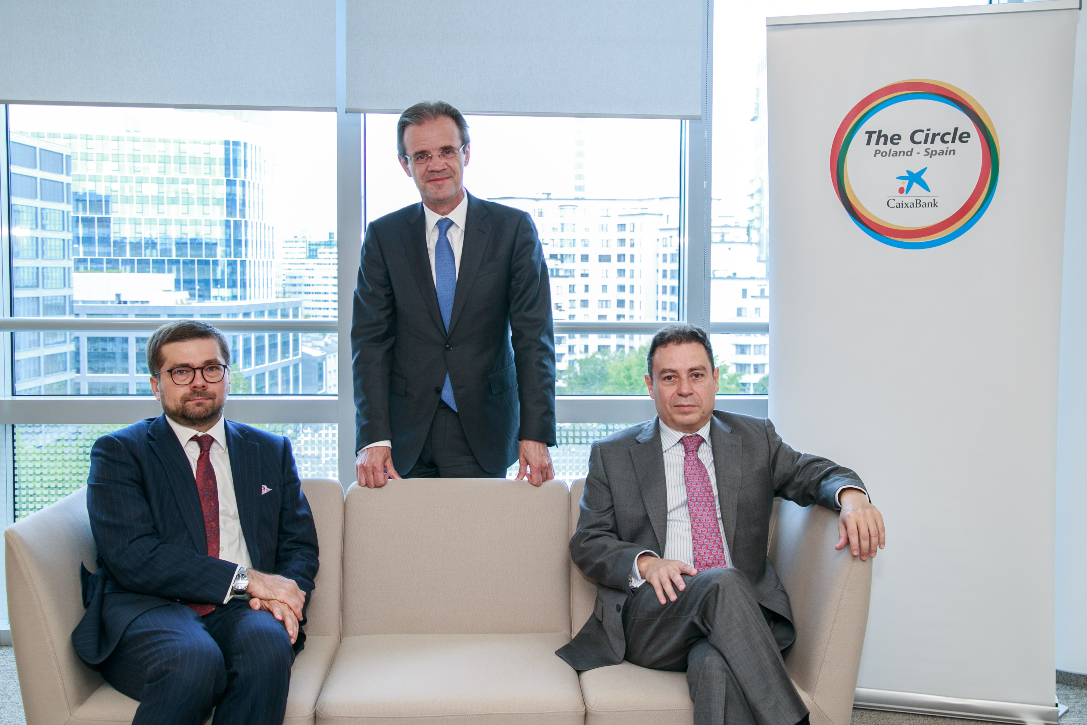 De izquierda a derecha: Pawel Chorazy, viceministro de Inversión y Desarrollo de Polonia, Jordi Gual, presidente del grupo CaixaBank y Francisco Javier Sanabria Valderrama, embajador de España en Polonia