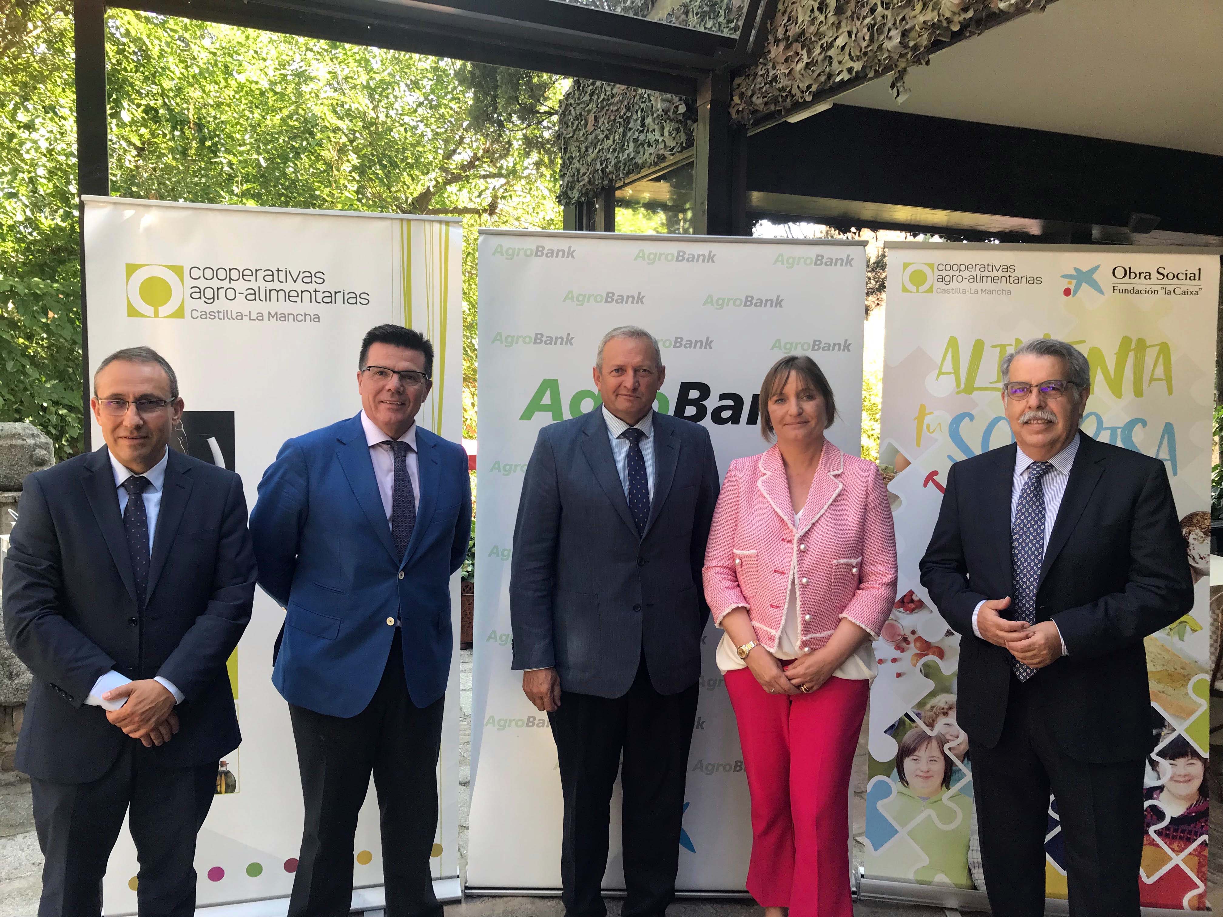 De izquierda a derecha;  Juan Miguel del Real, subdirector de la entidad cooperativa; Arturo Tienza, director de AgroBank en Castilla –La Mancha y Extremadura;  Ángel Villafranca,  presidente de Cooperativas Agro-alimentarias Castilla-La Mancha, Mª Jesús Catalá, directora territorial de CaixaBank en Castilla –La Mancha y Extremadura y José Luis Rojas, director de Cooperativas Agroalimentarias en Castilla –La Mancha.