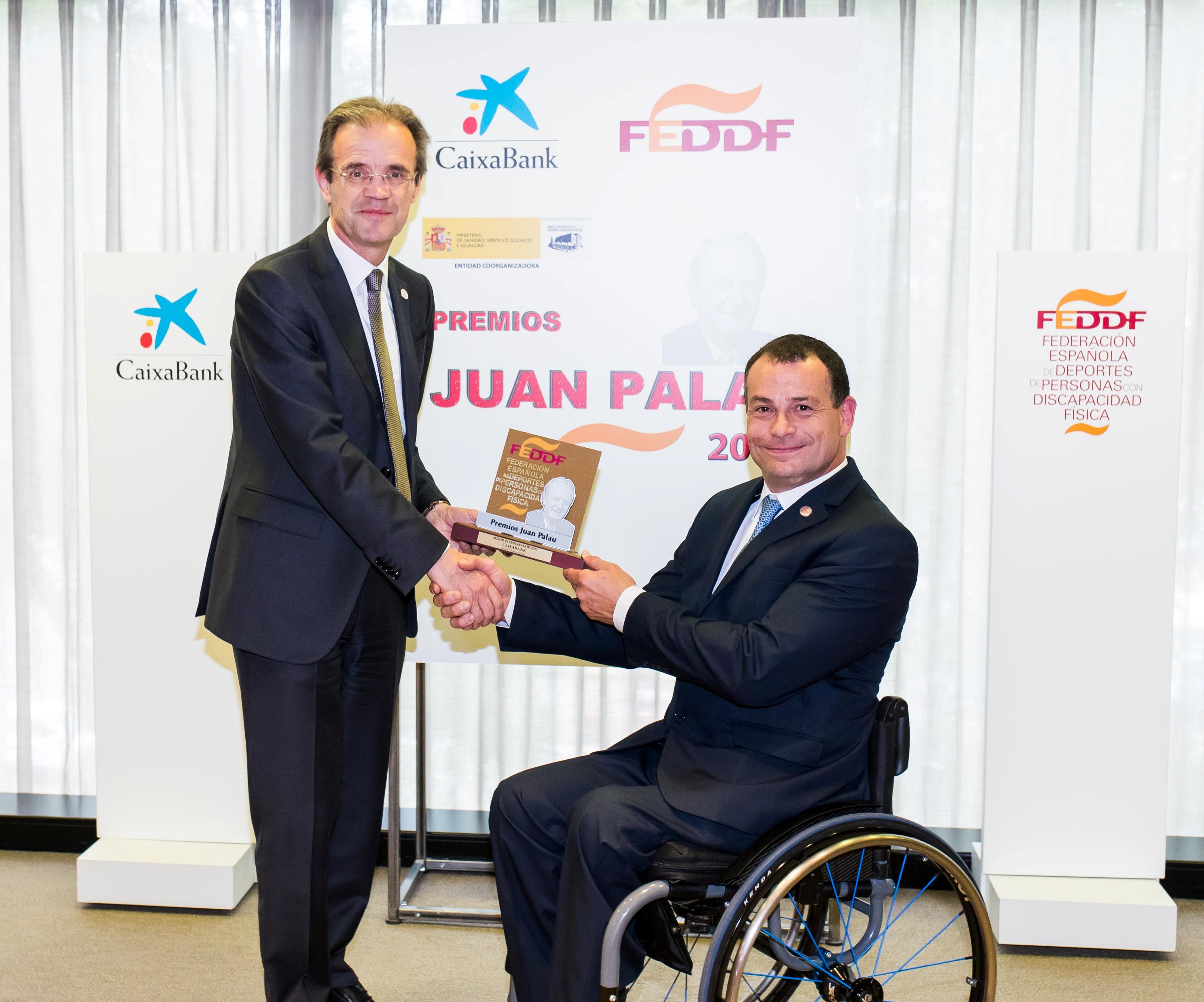 Jordi Gual, presidente de CaixaBank, ha recibido el galardón de mano de José Alberto Álvarez, presidente de la FEDDF