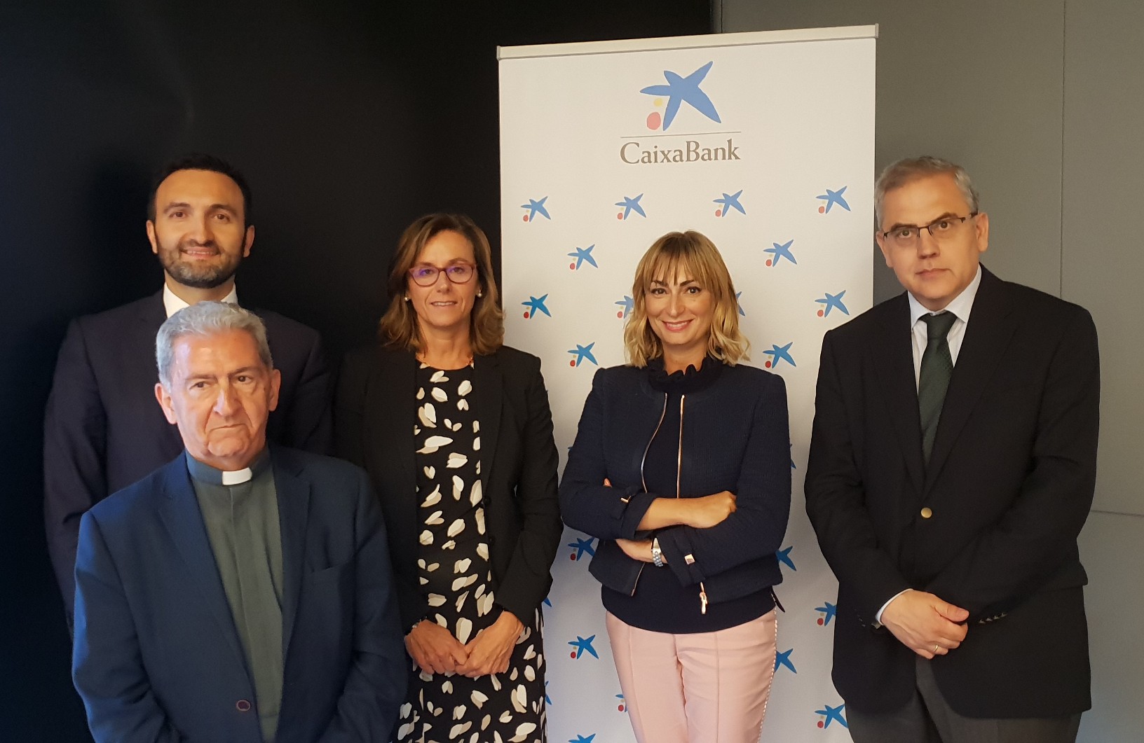 De izquierda a derecha; Ricardo Ger director de instituciones de CaixaBank de Argaón y La Rioja, Cristina González directora territorial de CaixaBank Aragón y La Rioja, Elena Cortes directora de Banca Privada y Premier de Aragón y La Rioja, Jaime Sanau, ecónomo del Arzobispado de Zaragoza y Manuel Almor, vicario General del Arzobispado de Zaragoza.