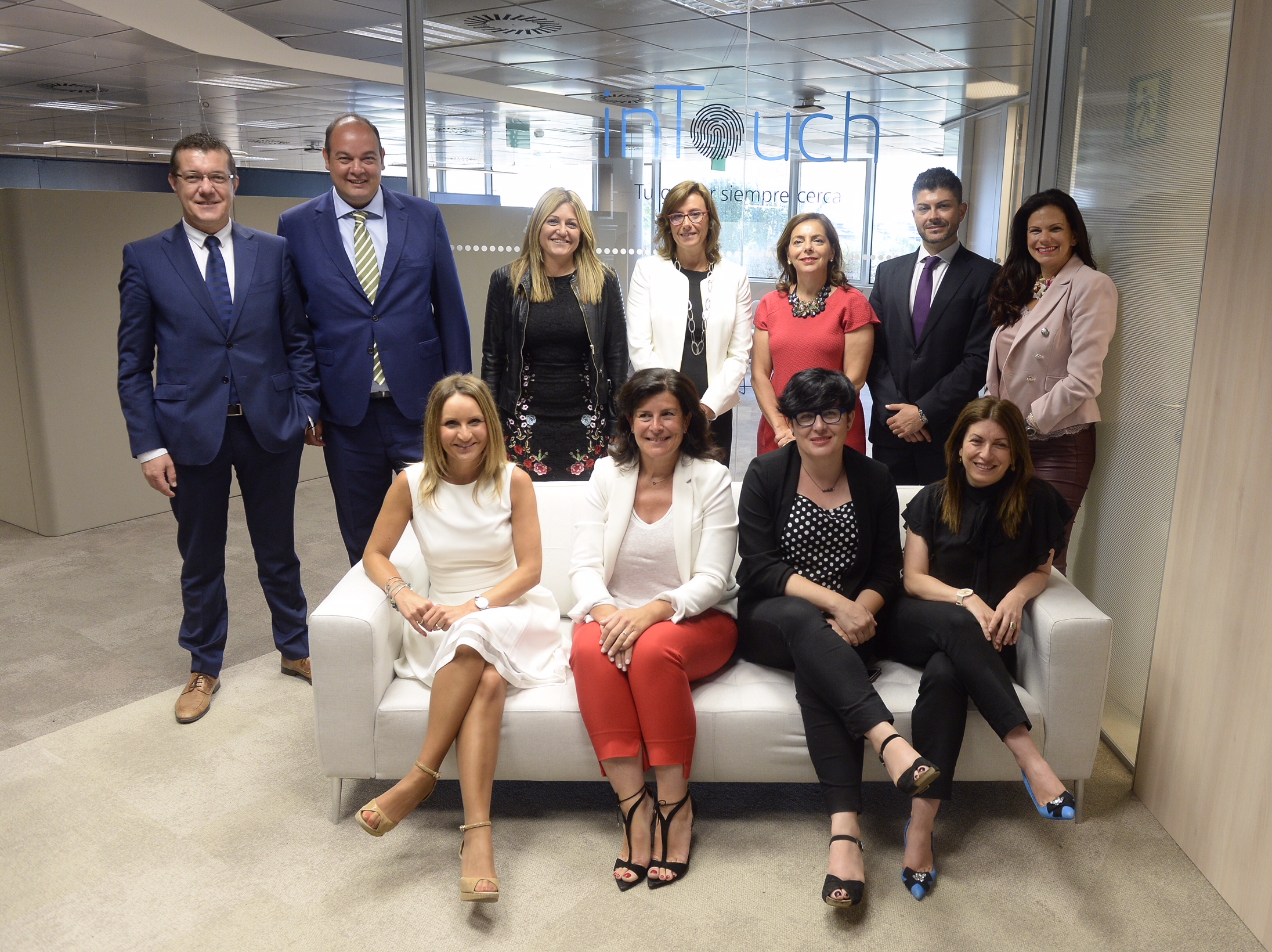Cristina Gonzalez, directora territorial de CaixaBank en Aragon y La Rioja y el equipo de oficina inTocuh