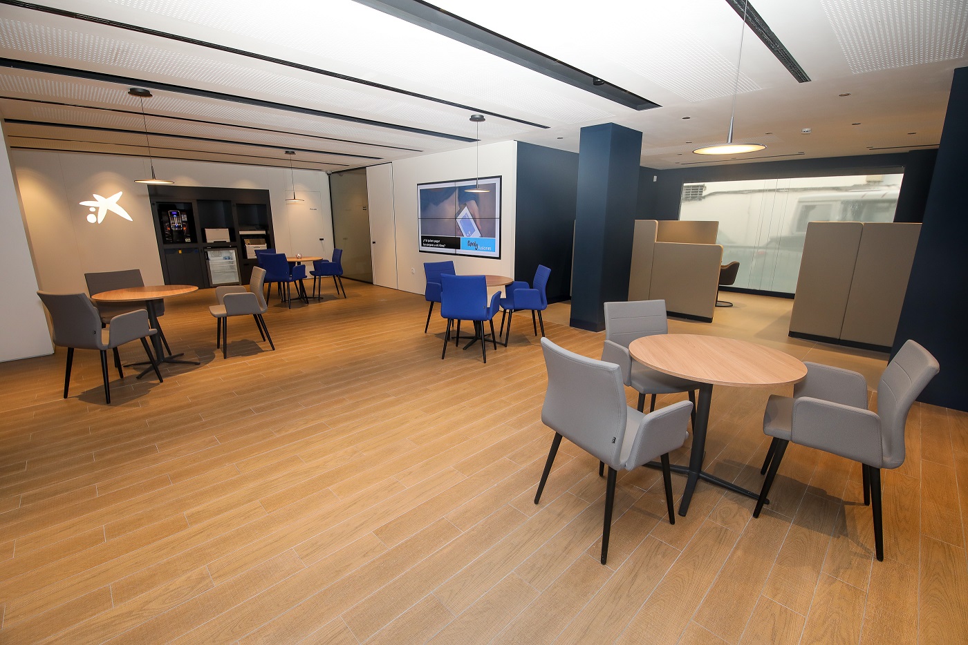 Interior de la nueva oficina Store, situada en la Avenida de Canarias, 131