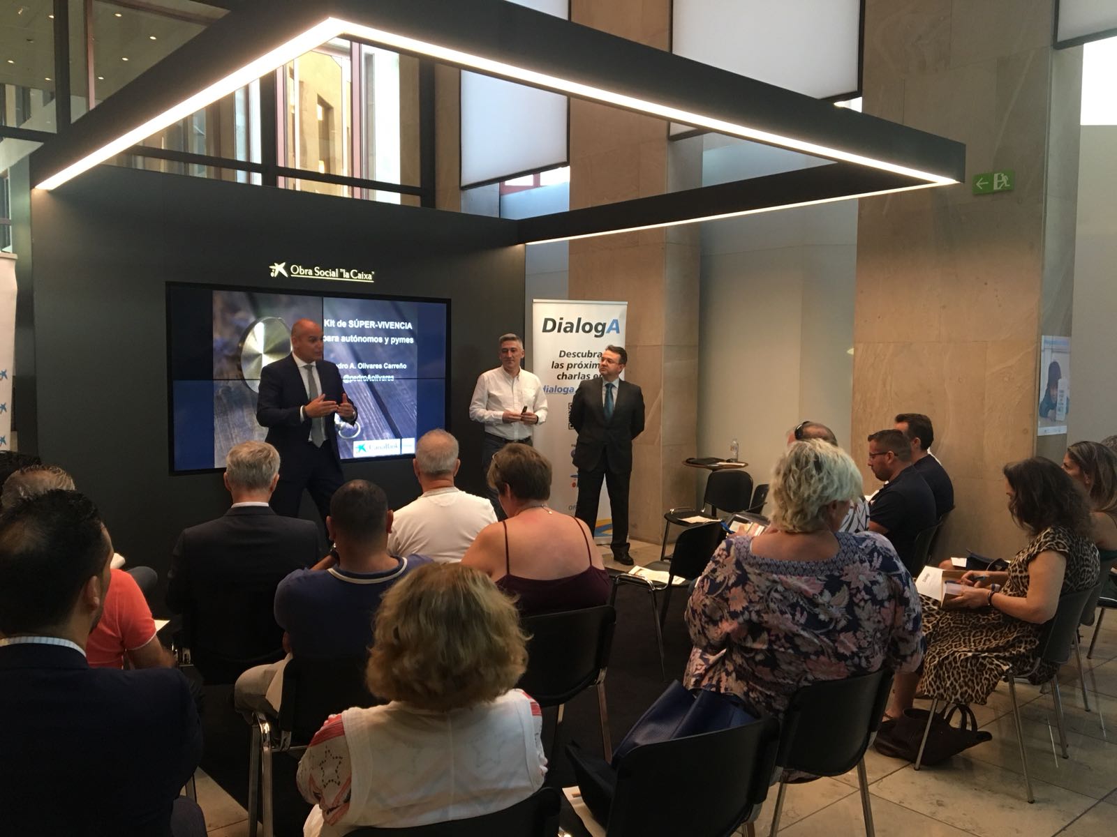 La oficina Store Santa Cruz Centro acogió la charla DialogA “Kit de supervivencia para autónomos y pymes”