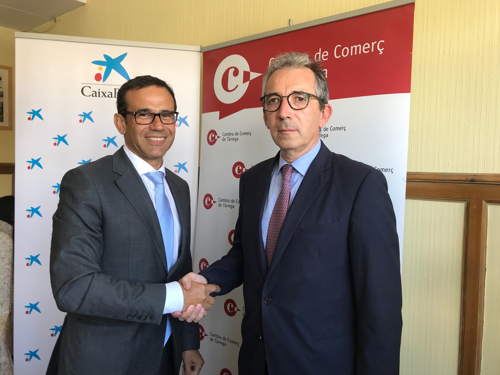 Jaume Masana, director territorial de CaixaBank a Catalunya i el president de la Cambra de Tàrrega, Delfí Robinat