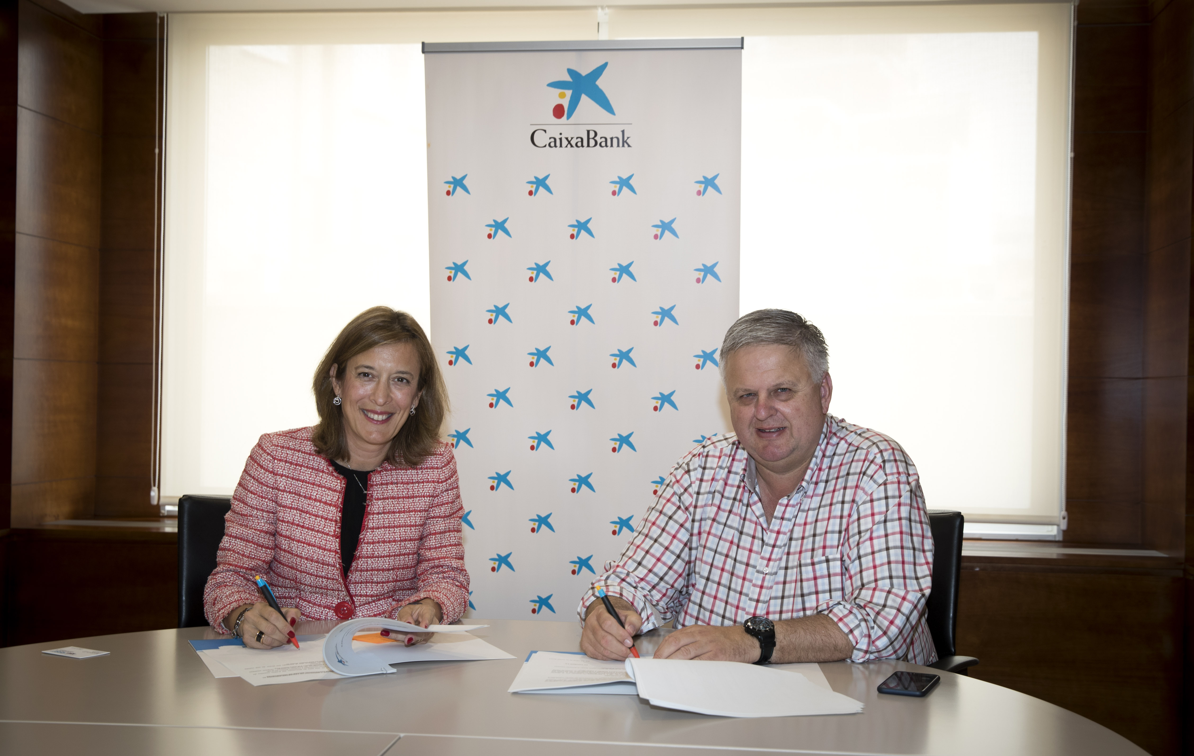 María Cruz Fernandez, nueva directora territorial de CaixaBank en Baleares y Rafael Roig, presidente de la FEBT