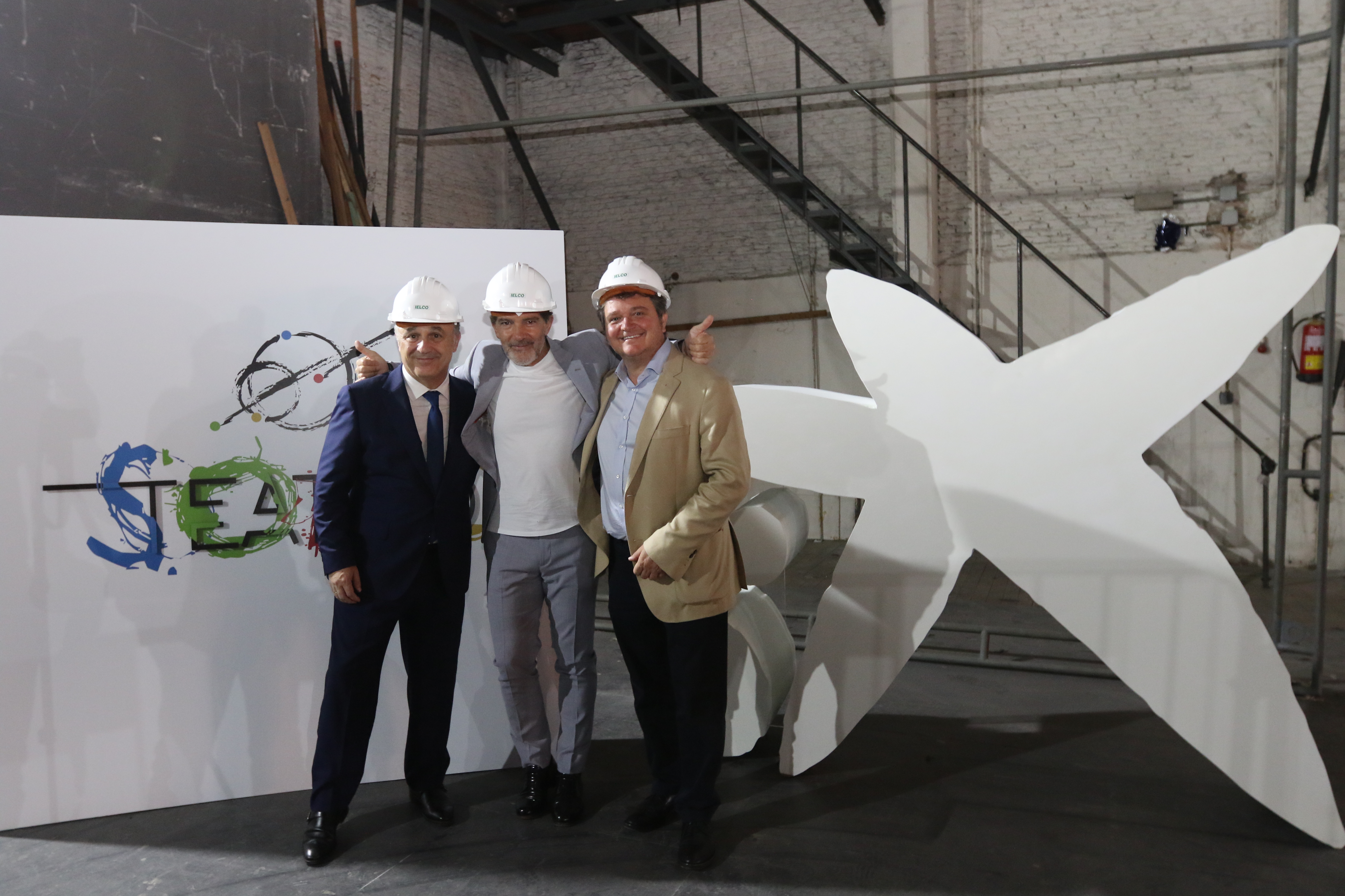 De izquierda a derecha: Juan Ignacio Zafra, director territorial de CaixaBank en Andalucía Oriental y Murcia; Antonio Banderas, promotor del proyecto Teatro Soho, y Xavier Mas, director de Marketing de CaixaBank