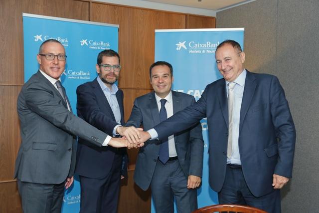 De izquierda a derecha; Diego Hernández, Director de Hotels&Tourism de CaixaBank; Oriol Alcoba, director general de ESADECREAPOLIS; Jordi Nicolau, director ejecutivo de Global Customer Experience de CaixaBank y Josep-Francesc Valls, experto en turismo y profesor de marketing en ESADE