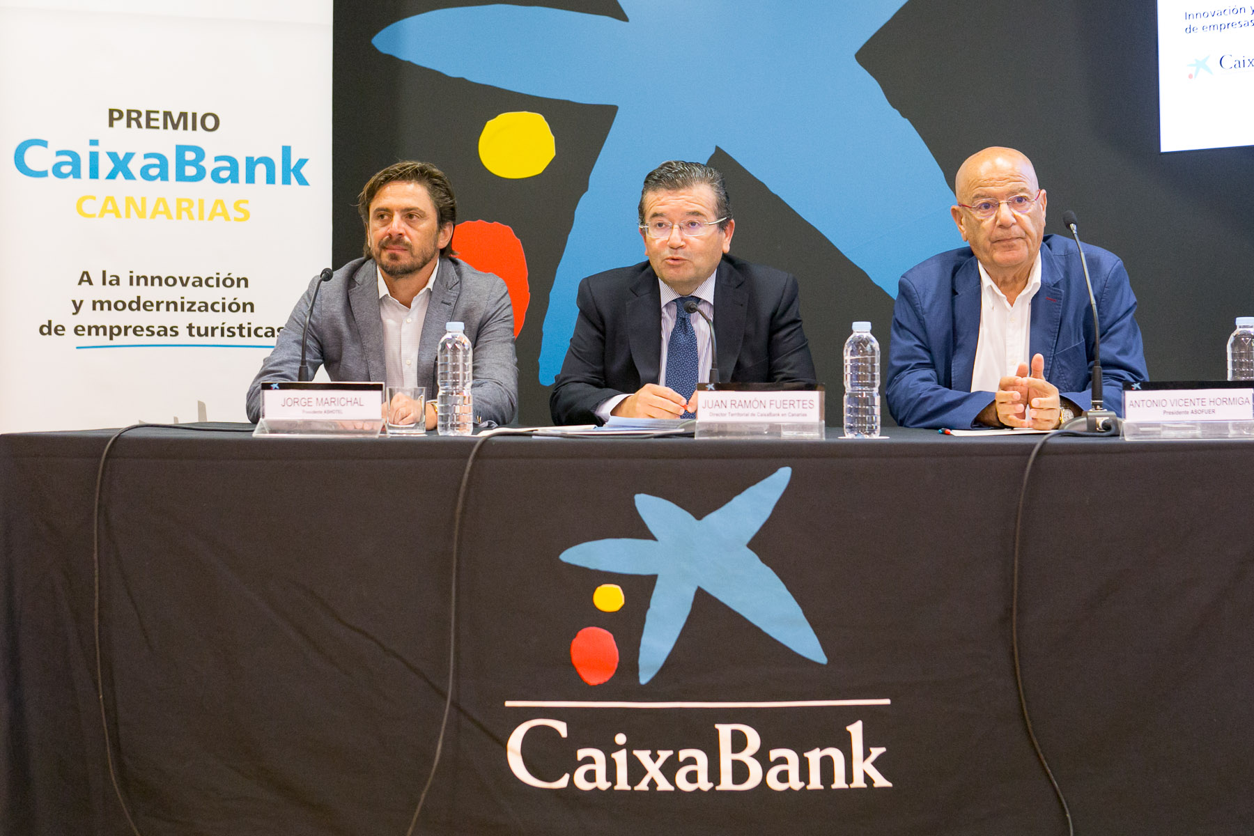 De izquierda a derecha; Jorge Marichal, presidente de Ashotel; Juan Ramón Fuertes, director territorial de CaixaBank en Canarias; y Antonio V. Hormiga, presidente de Asofuer.