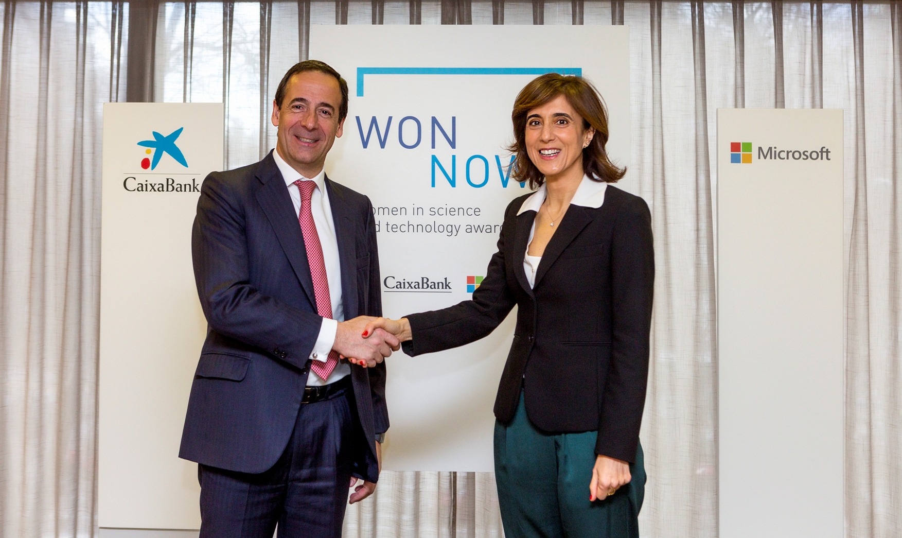 Gonzalo Gortázar, conseller delegat de CaixaBank, i Pilar López, presidenta de Microsoft