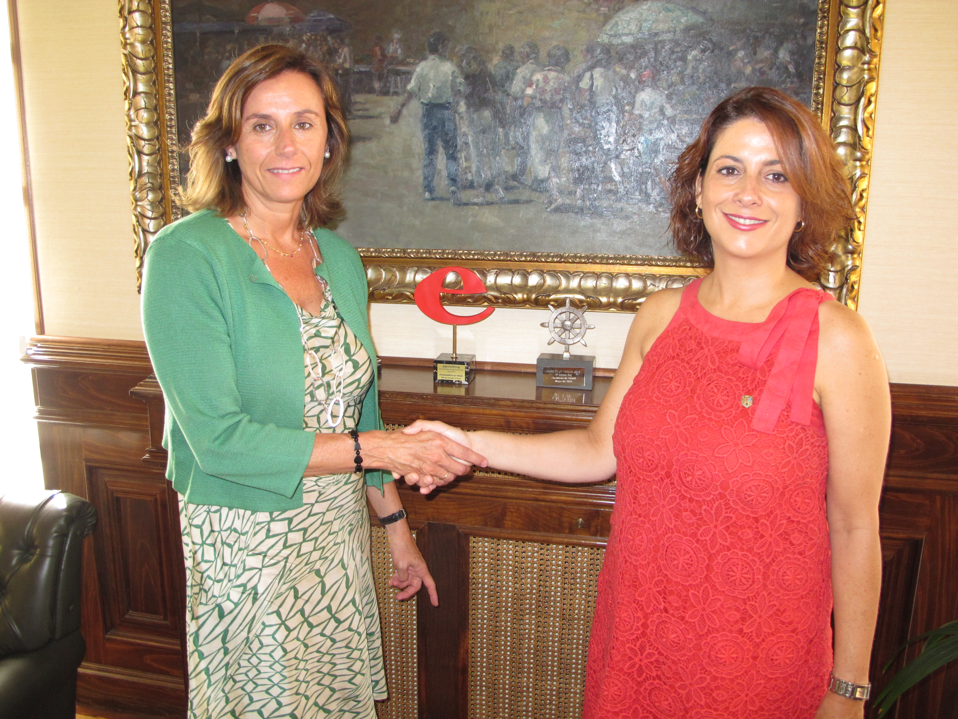 De izquierda a derecha; la directora territorial de CaixaBank en Aragon y La Rioja, Cristina González y Emma Buj, alcaldesa de Teruel