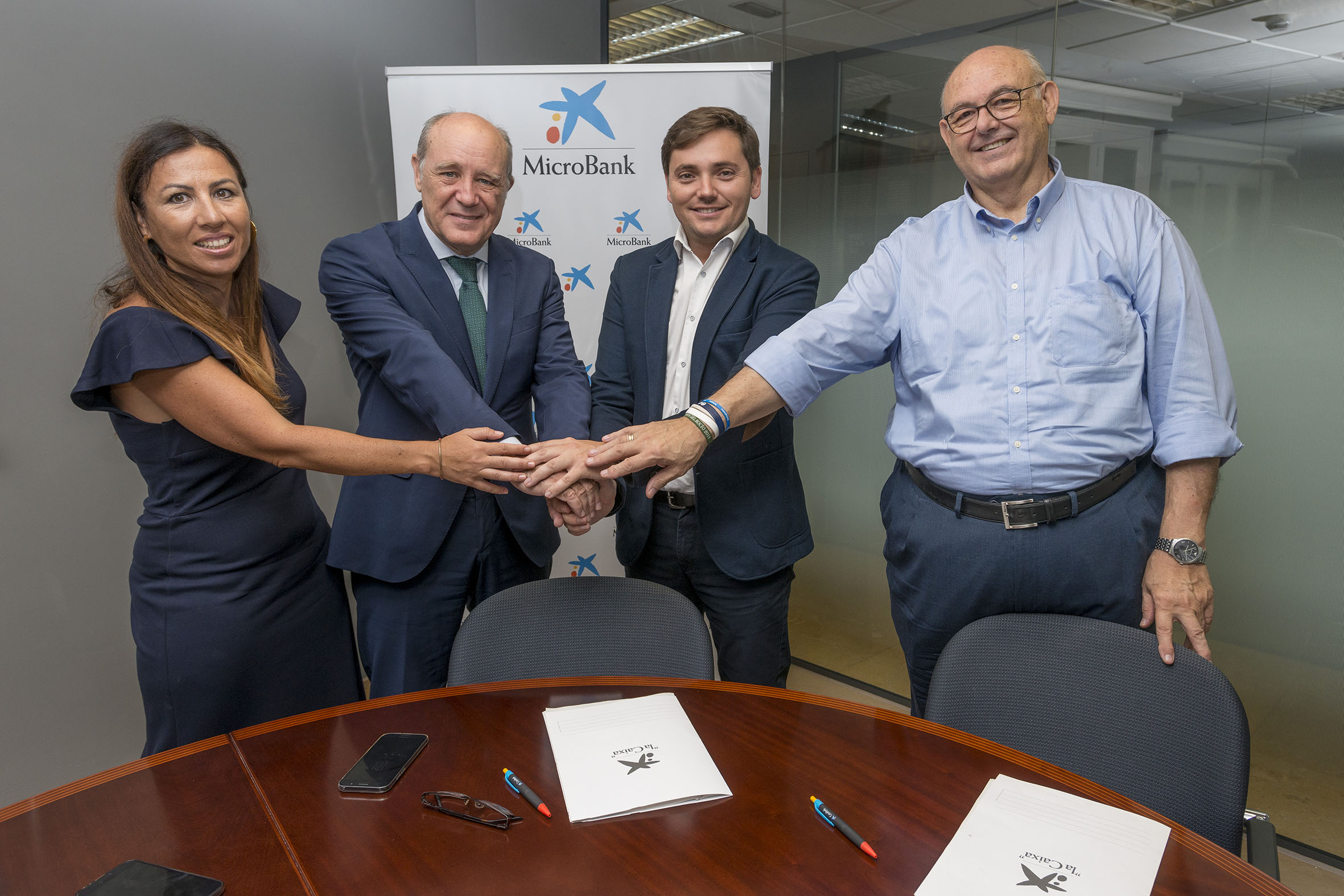 Firma del acuerdo entre MicroBank y Cáritas Diocesana de Valencia