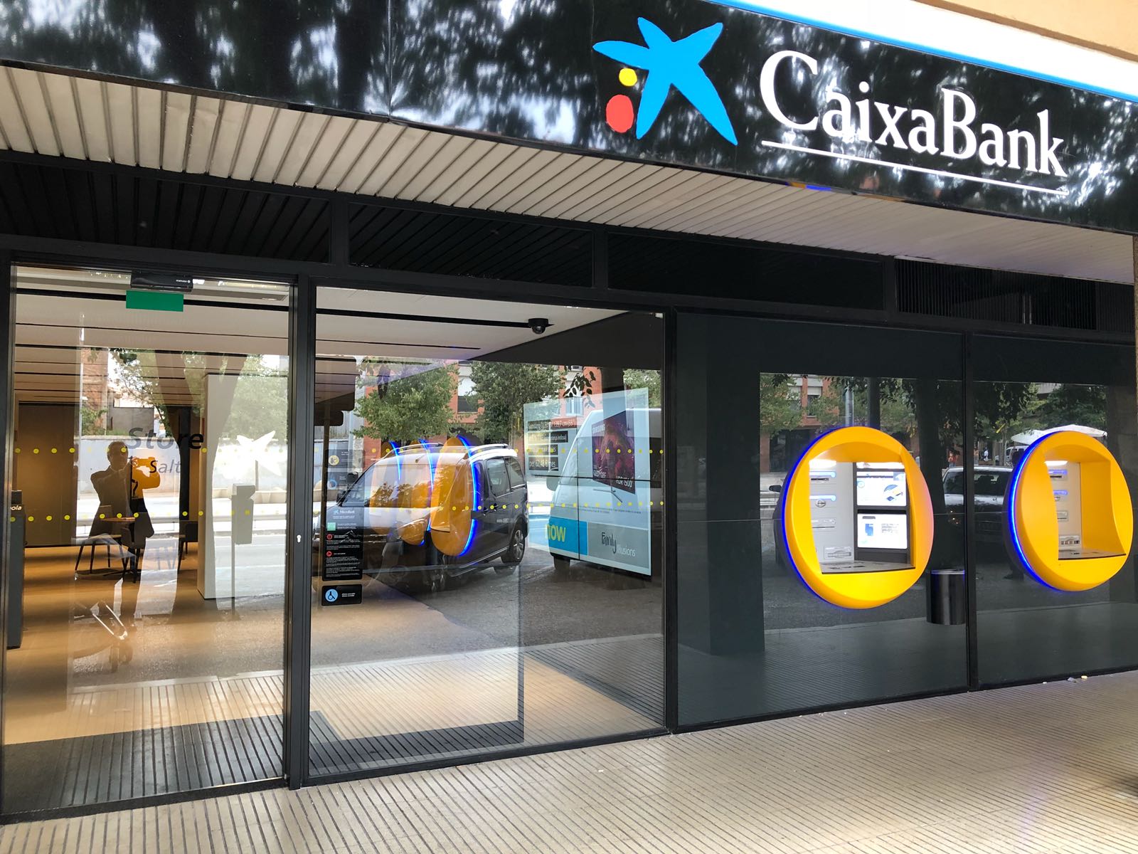 CaixaBank abre una oficina Store en Salt
