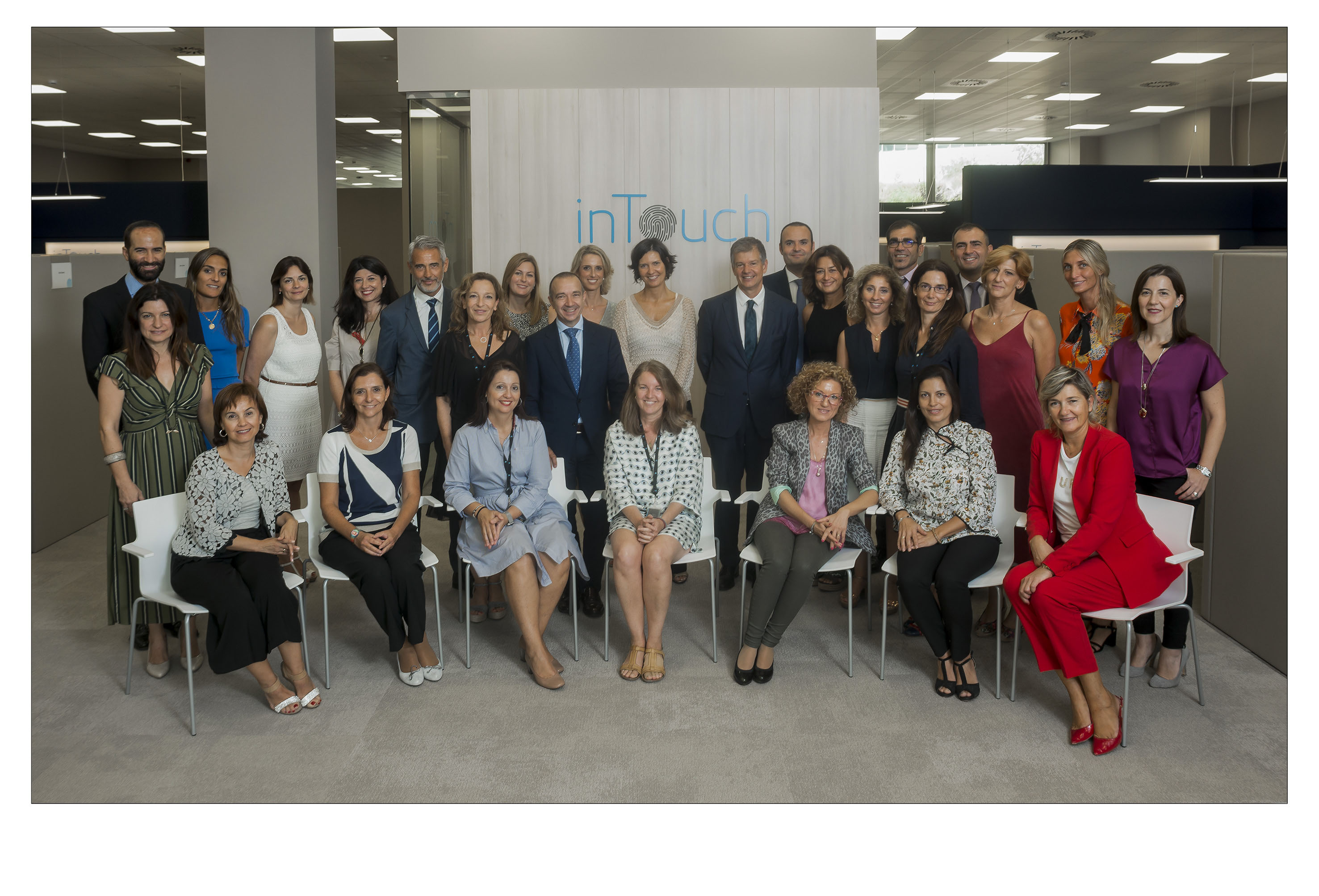 El equipo de la oficina inTouch Valencia con Xicu Costa, director territorial de CaixaBank en la Comunitat Valenciana, Cristina Lázaro, presidenta ejecutiva de CaixaBank Business Intelligence y Raúl Marqueta, director territorial inTouch, en el centro de pie.